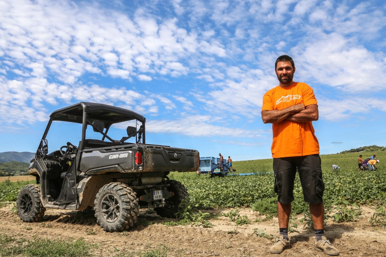 Homme debout à côté de son can-am
