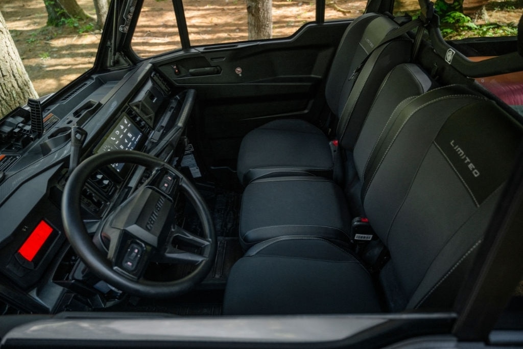 Veículo CAN-AM com interior com conforto e praticidade para o dia a dia