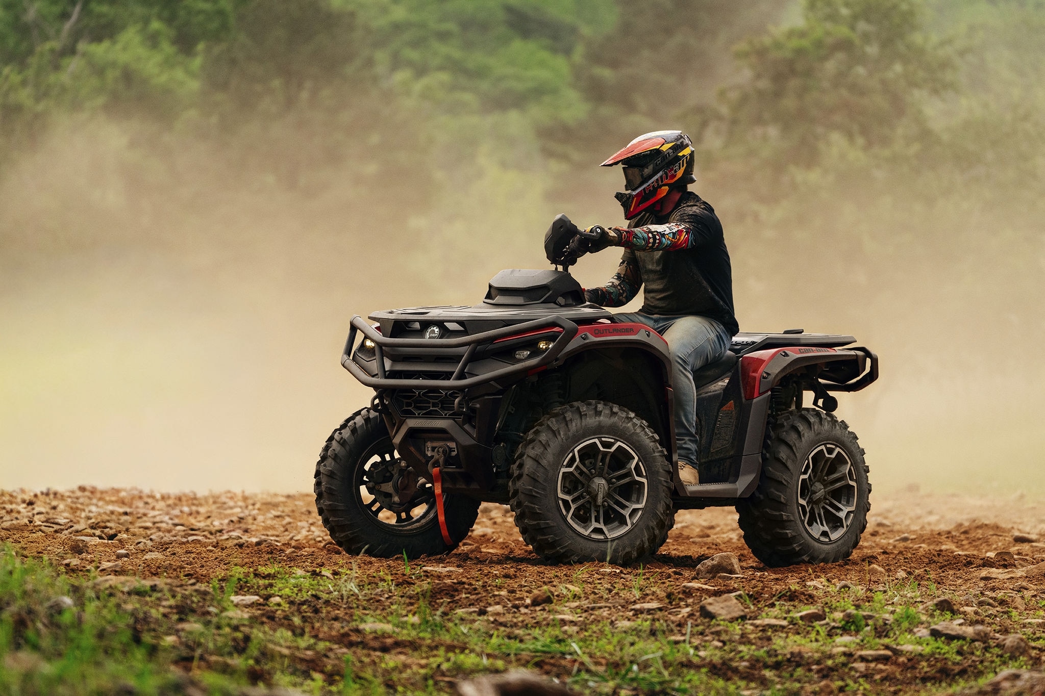 2027 Can-Am Outlander XT 1000 Quad im Leerlauf auf einem Feld
