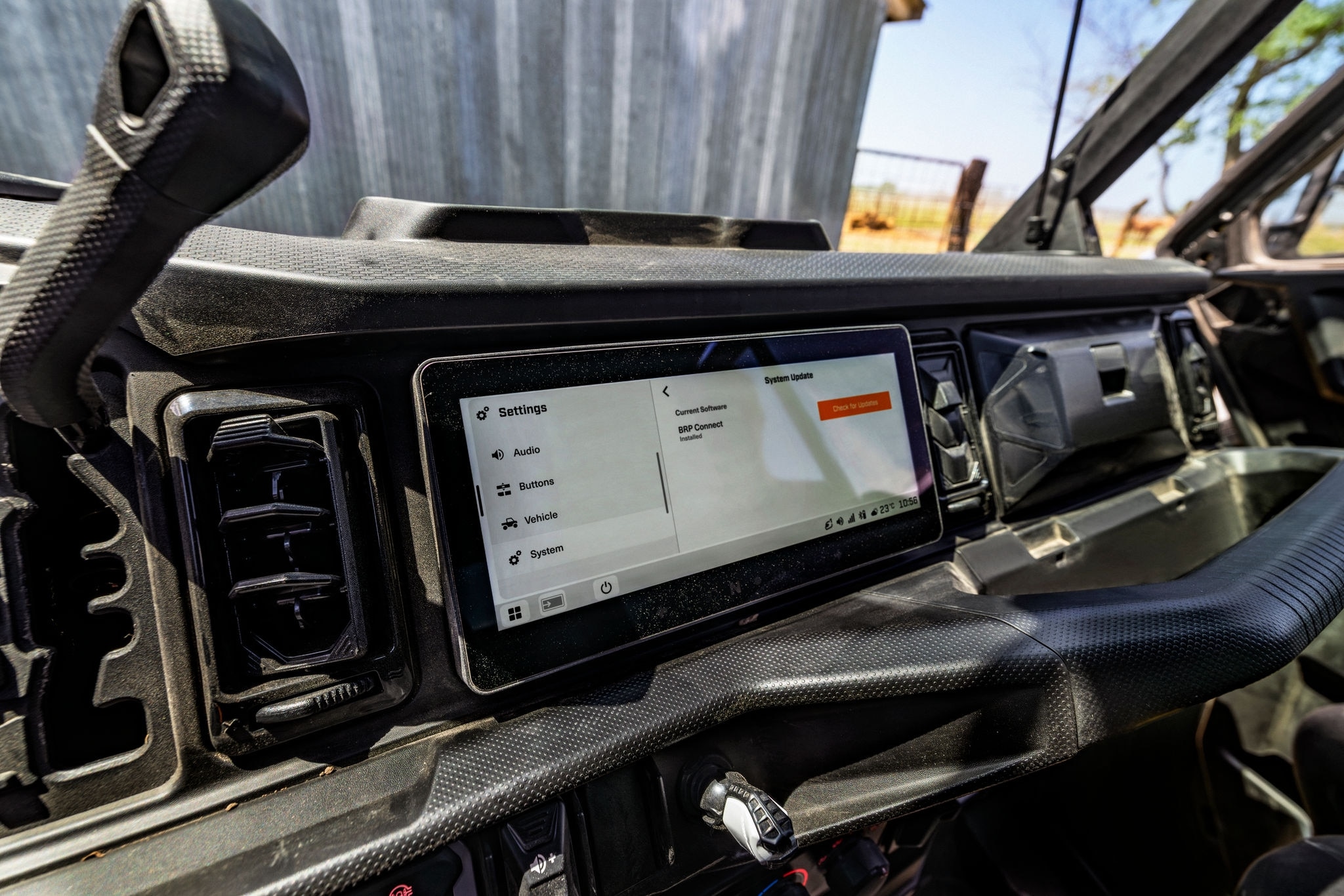 Dashboardweergave van de 2027 Can-Am Defender SxS met het touchscreen