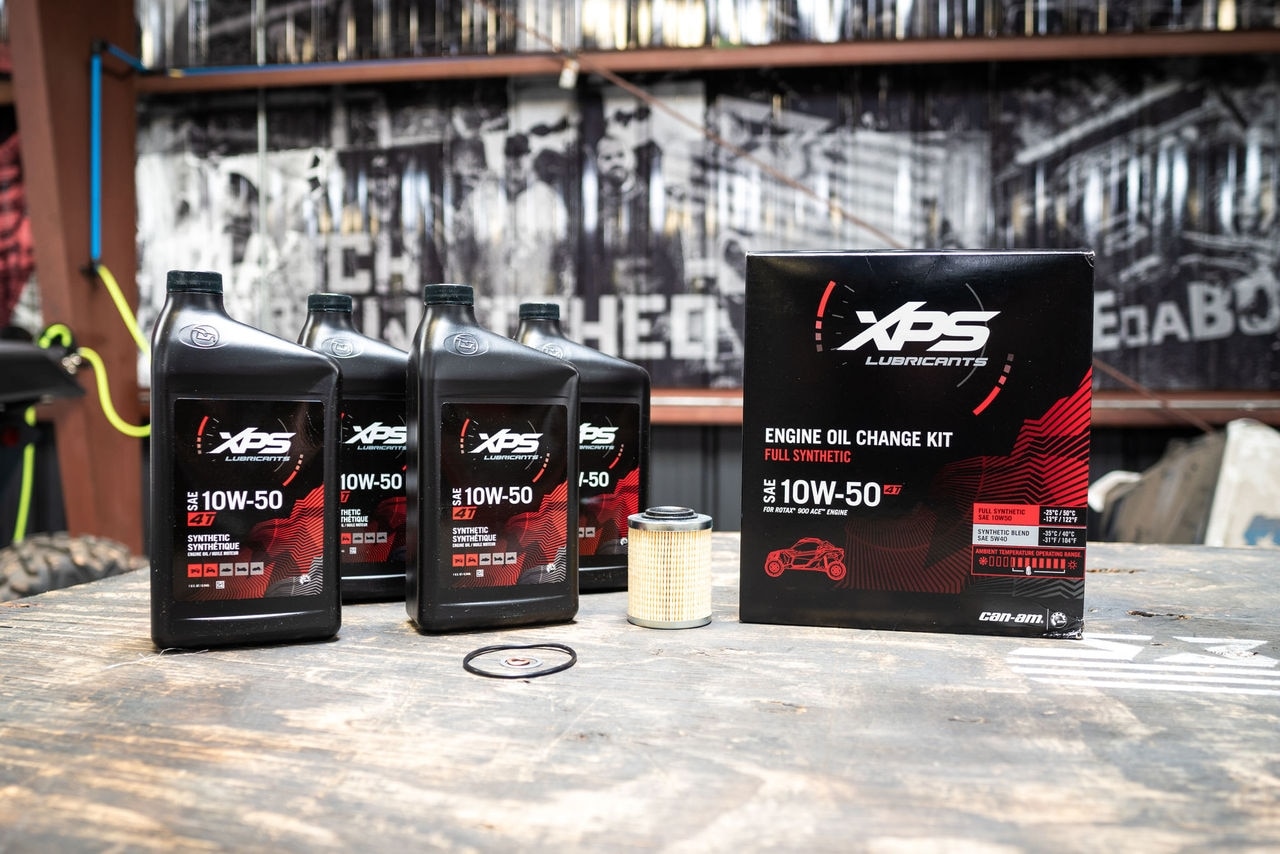 Eine Auswahl an XPS Produkten, in orangefarbenes Licht getaucht