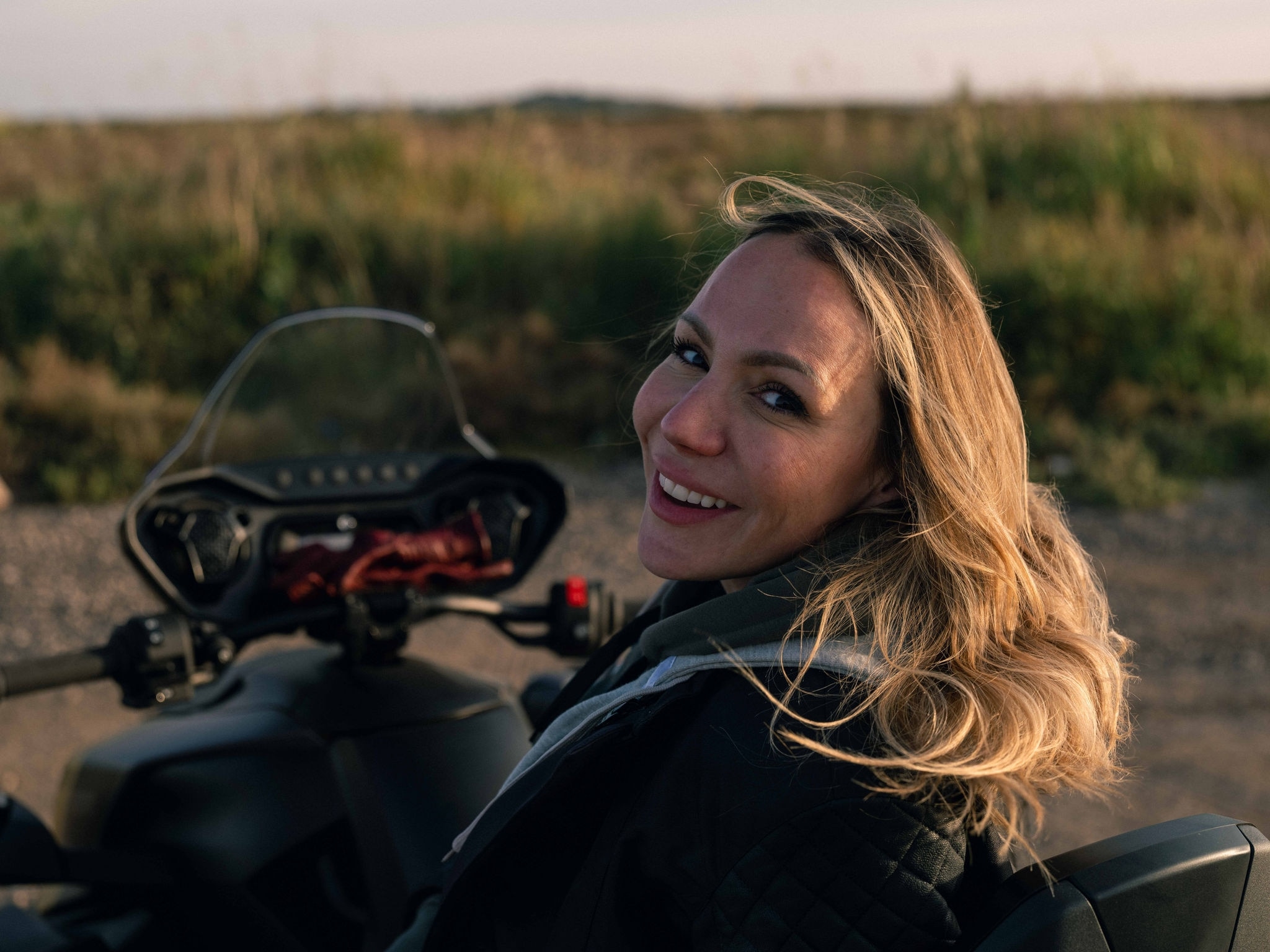 Charlee Moss assise sur son Can-Am Ryker Rally dans le Sud de la France