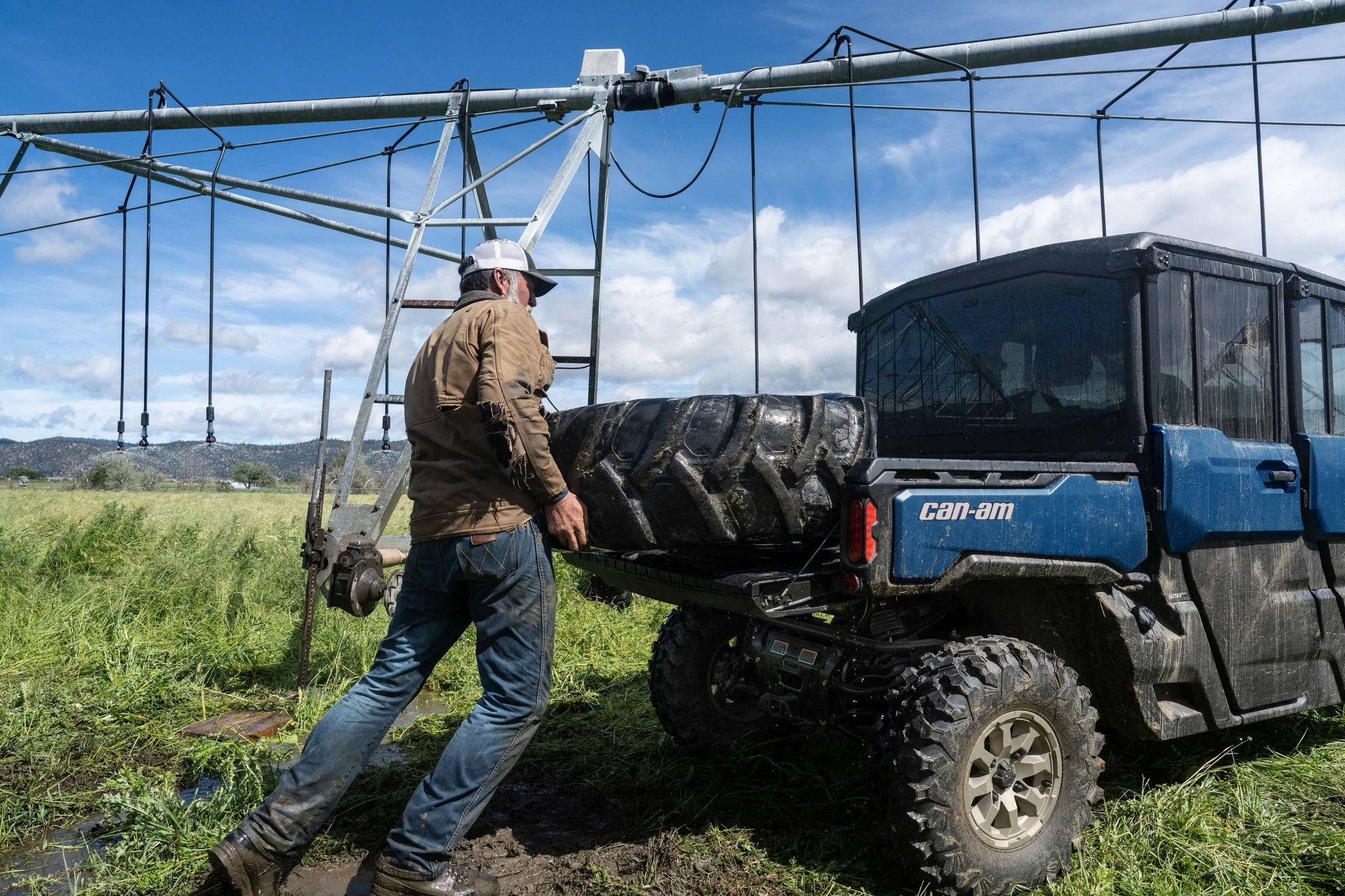 Hombre conduciendo una Can-Am Outlander