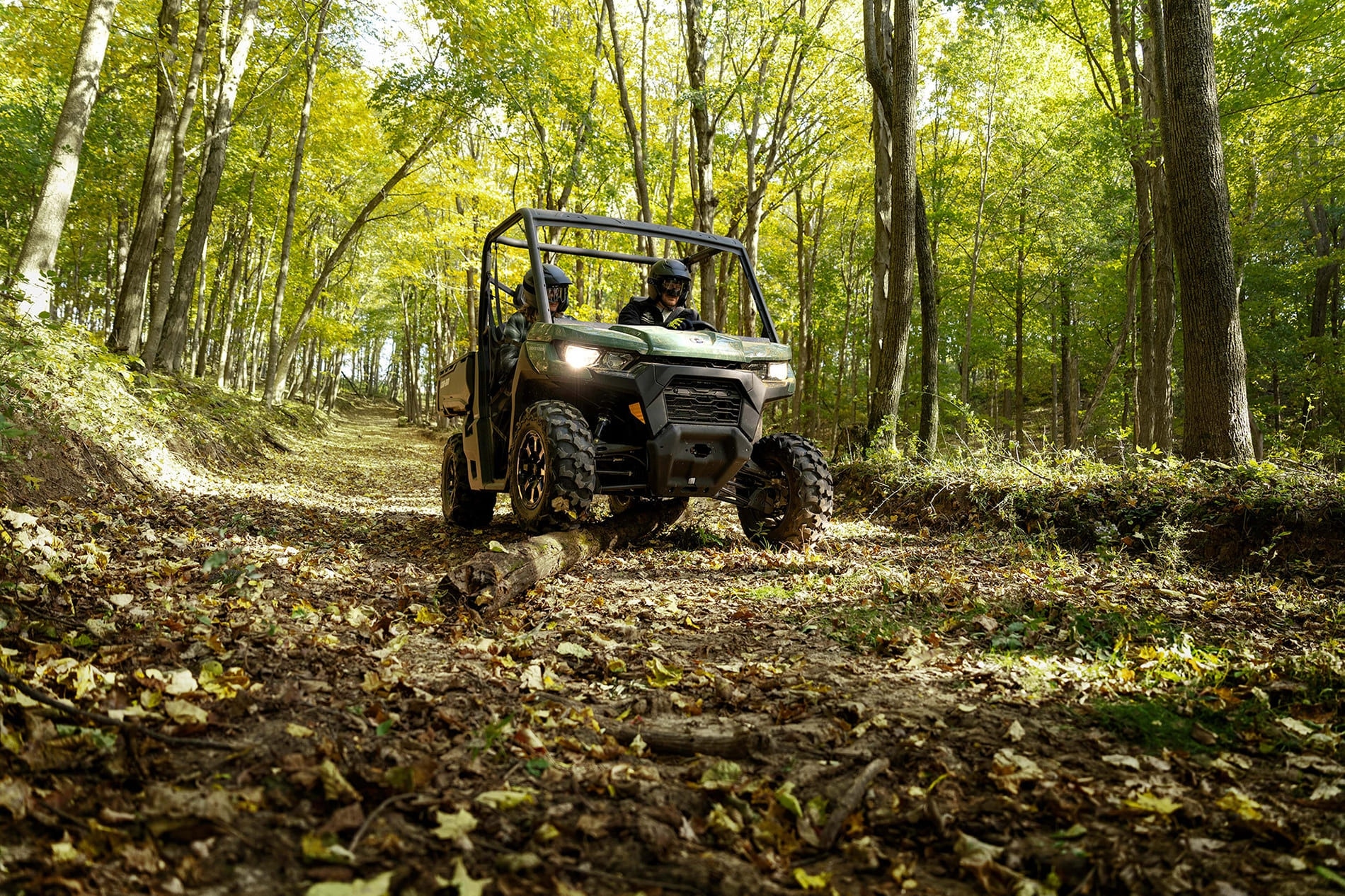 Veículo CAN-AM passeando na trilha