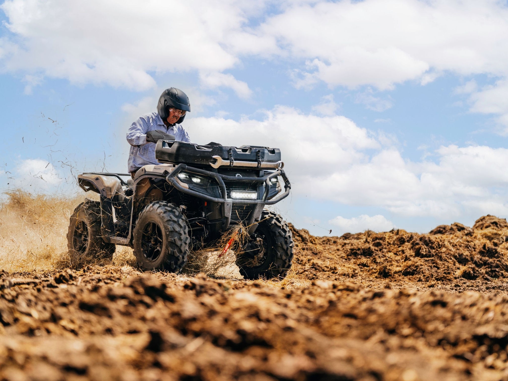 ORV-MY27-ATV-OUTLANDER-PRO-XU-SANDSTONE-ACTION-08990-RGB - 1