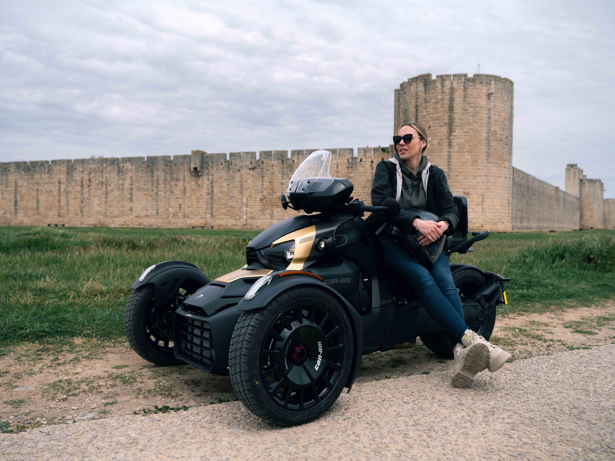 Charlee Moss assise sur son Can-Am Ryker Rally à Aigue-Mortes