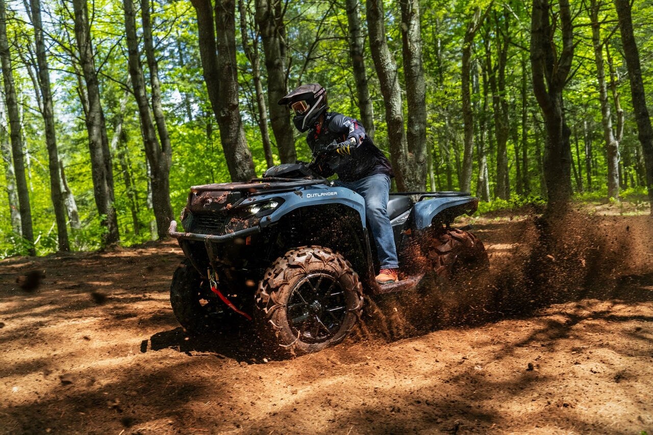 Hombre conduciendo una Can-Am Outlander