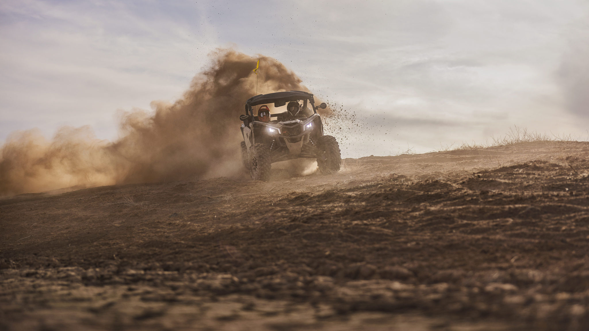 矿物灰和沙漠棕的 Can-Am Maverick X3 RC 72 Turbo RR 扬起尘土