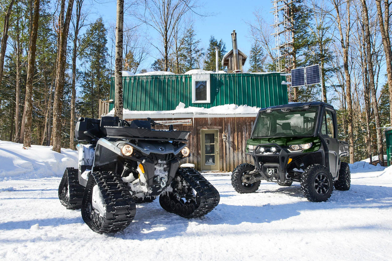 Un quad equipado con pistas de nieve y un ssv en pleno invierno