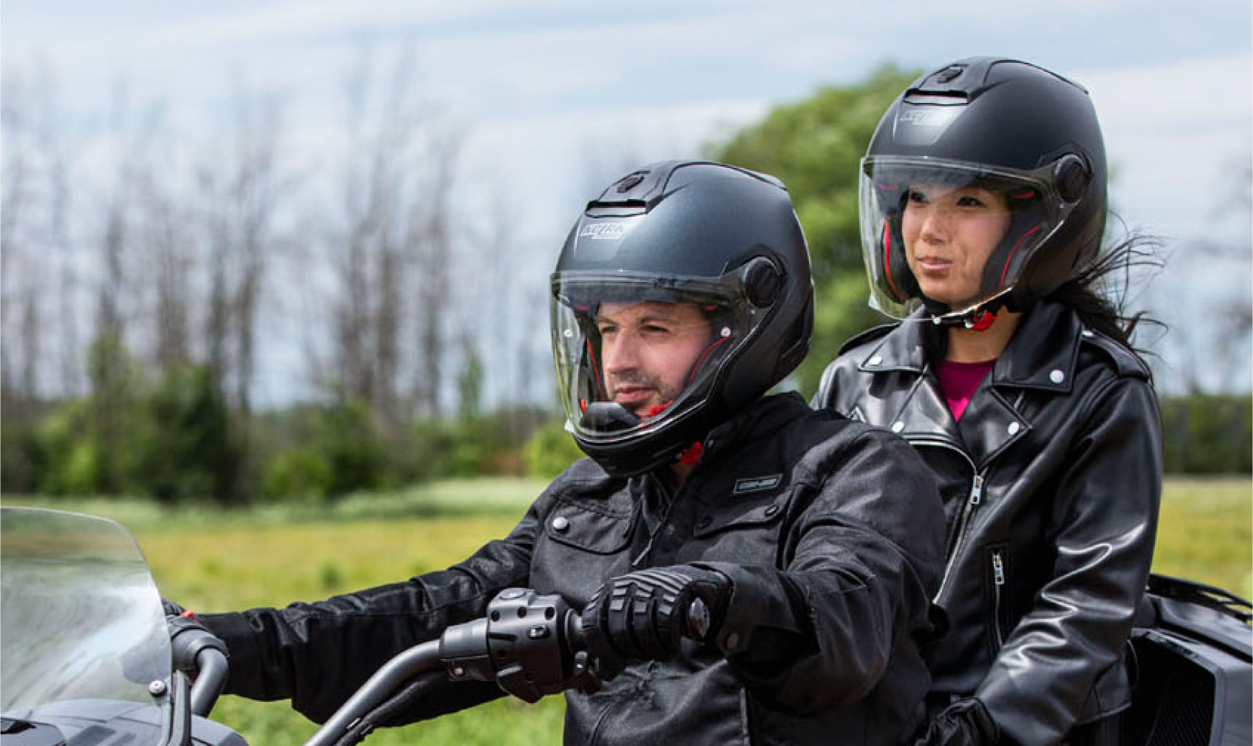 Can-Amでタンデム走行する男女