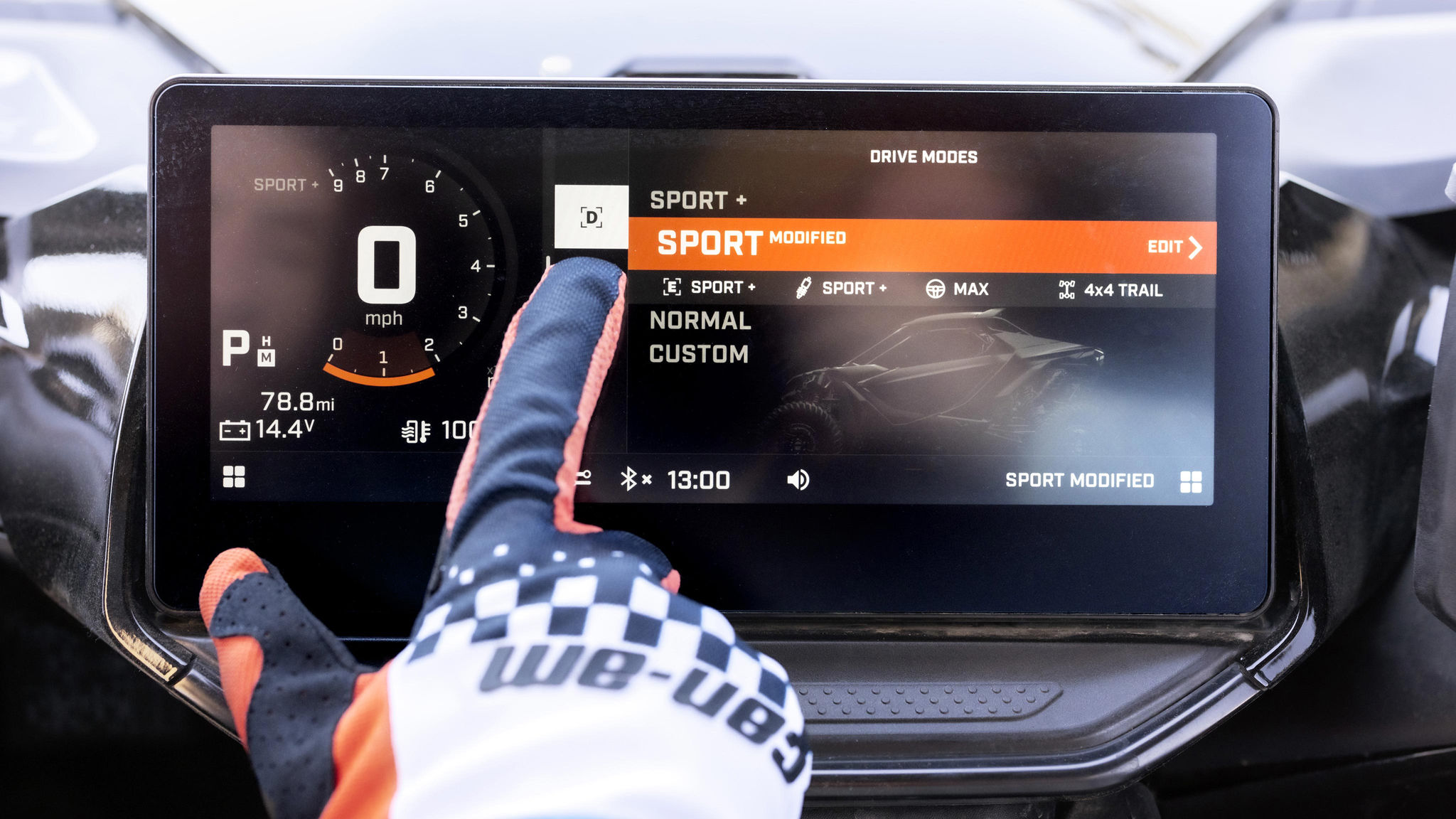 一位车手正在使用 Can-Am 全地形车的触摸屏