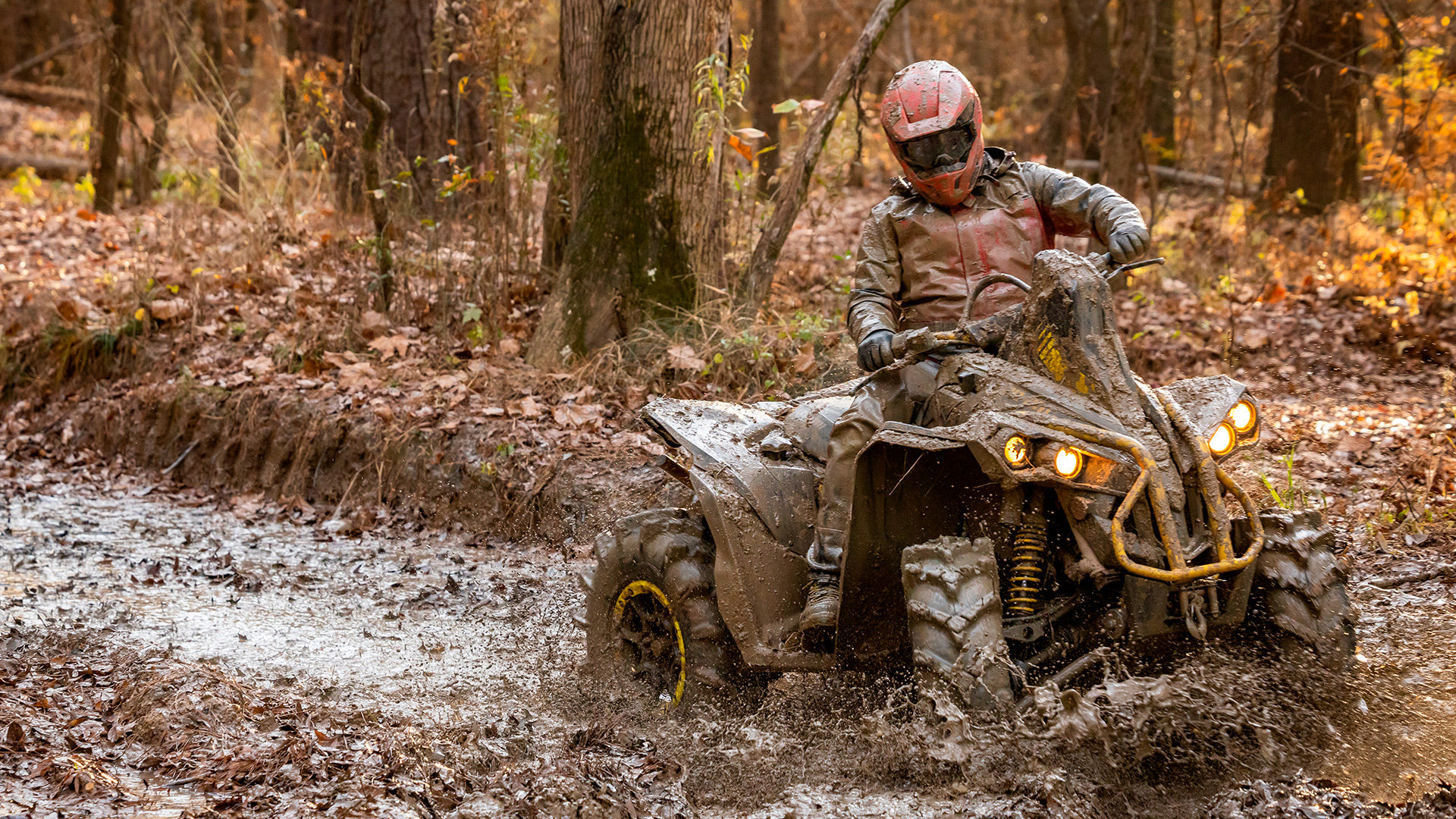 Hombre conduciendo una Can-Am Outlander