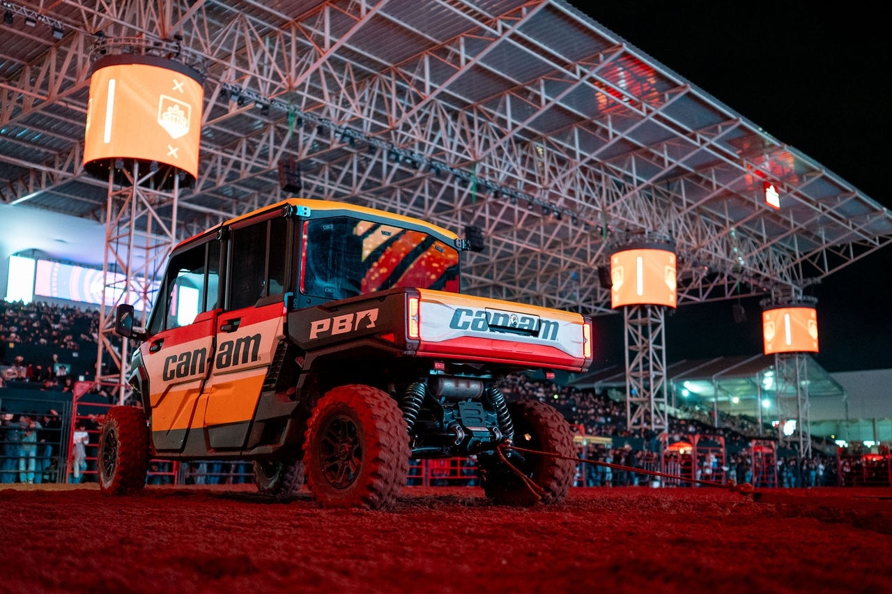 Veículo Can-Am em uma arena