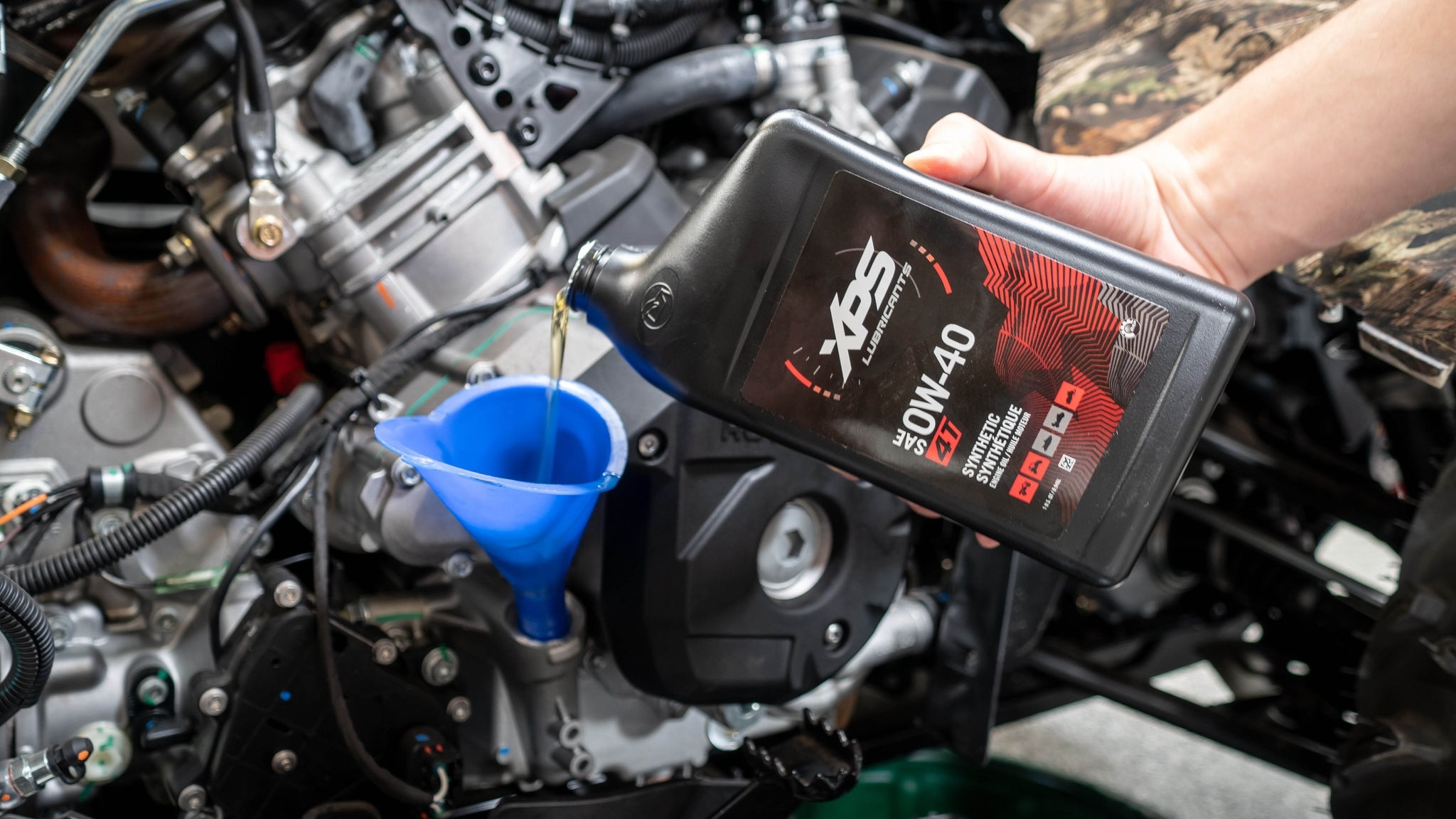 Einfüllen von XPS Öl in Rotax Motor