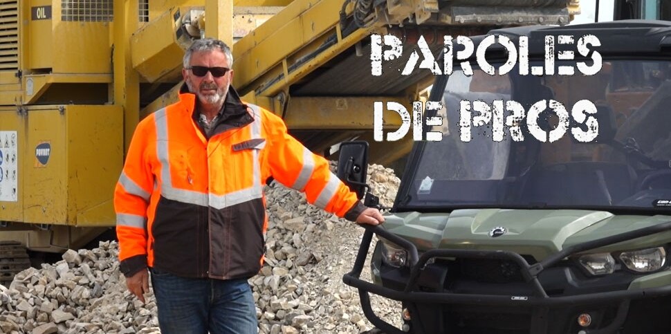 Homme des travaux publics prennant appuie sur son Traxter