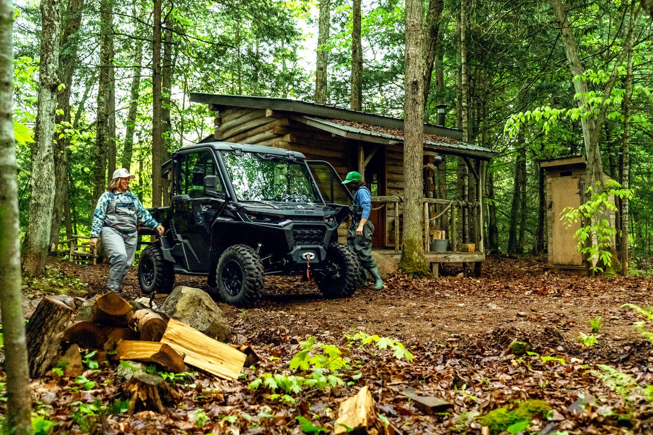 Die beiden Can-Am Traxter des Modelljahres 2026 stehen nebeneinander im Wald