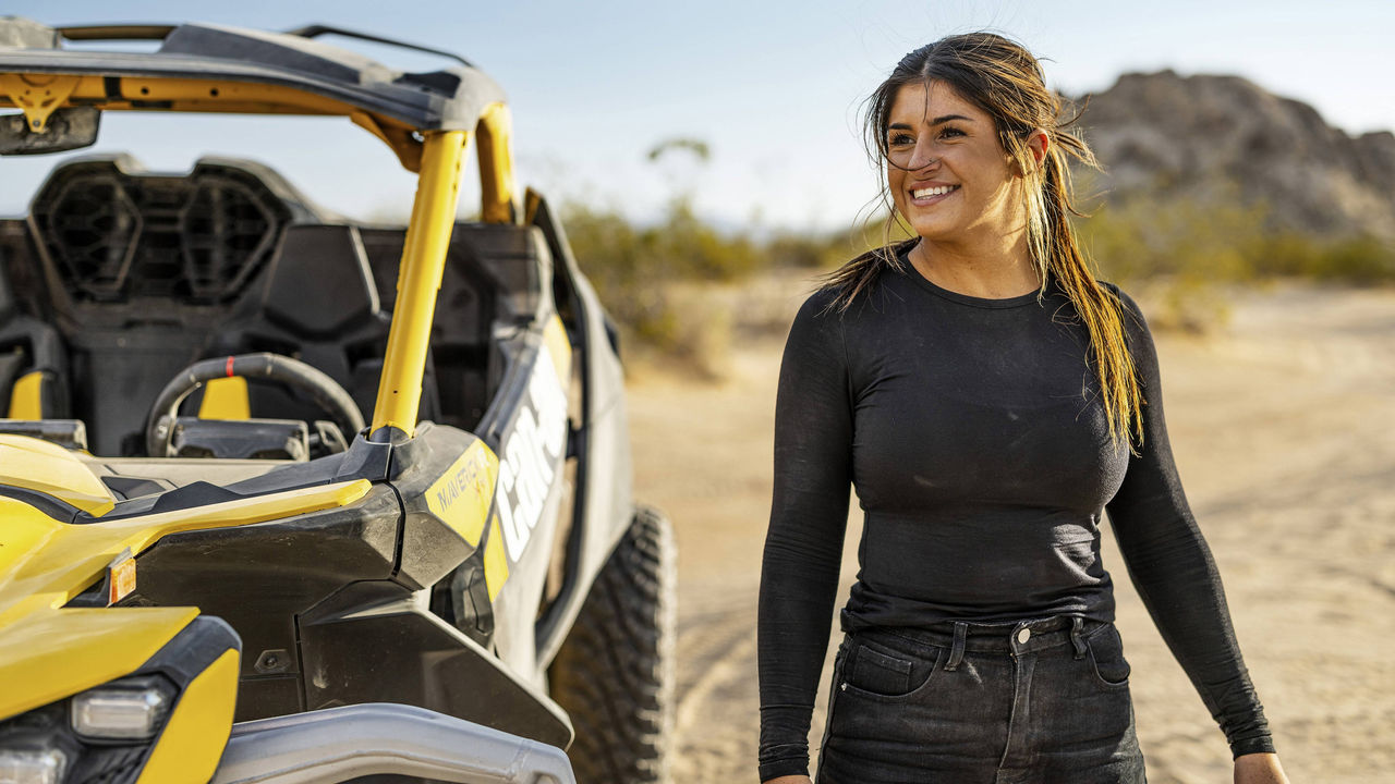 L’ambasciatore Can-Am accanto al Maverick R nel mezzo del deserto