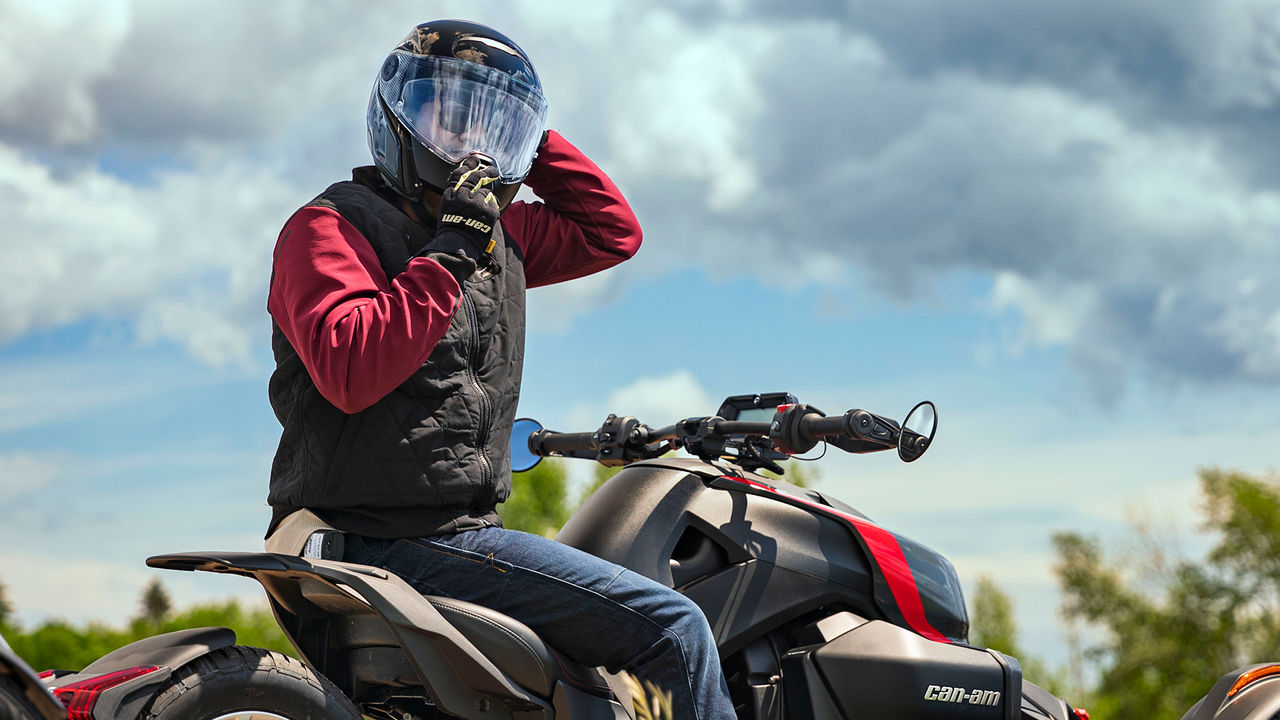 Piloto poniendose un casco