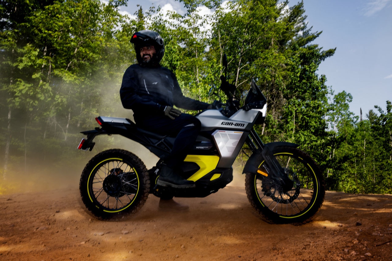 Piloto poniendose un casco