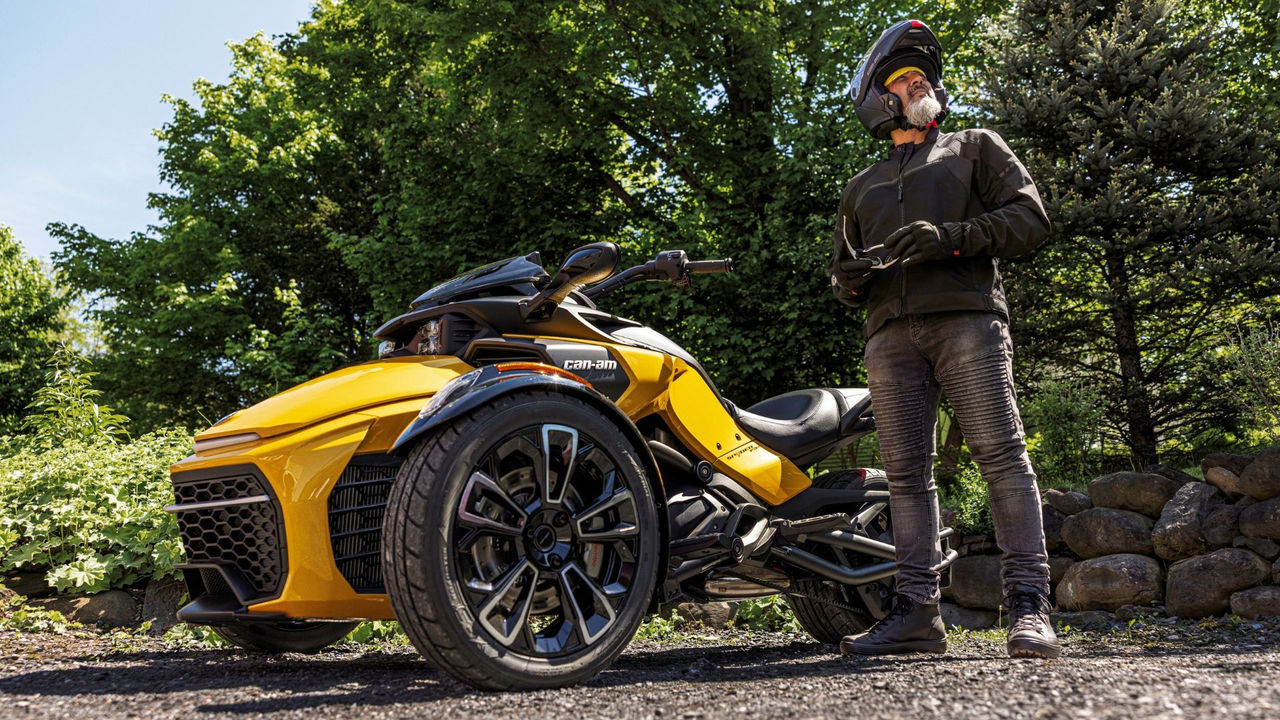 Un conducteur sur son Can-Am Spyder F3 2026 sur une route pavée