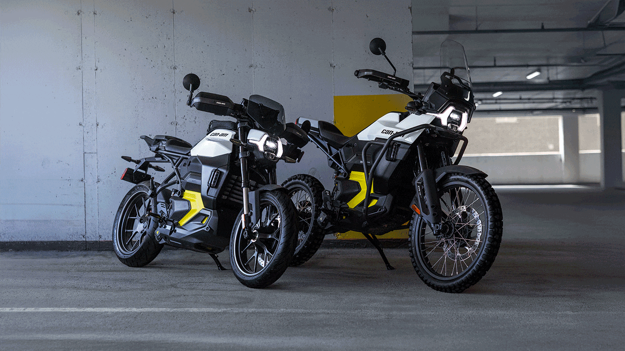 Moto elettriche Can-Am Pulse & Origin parcheggiate in un garage multipiano