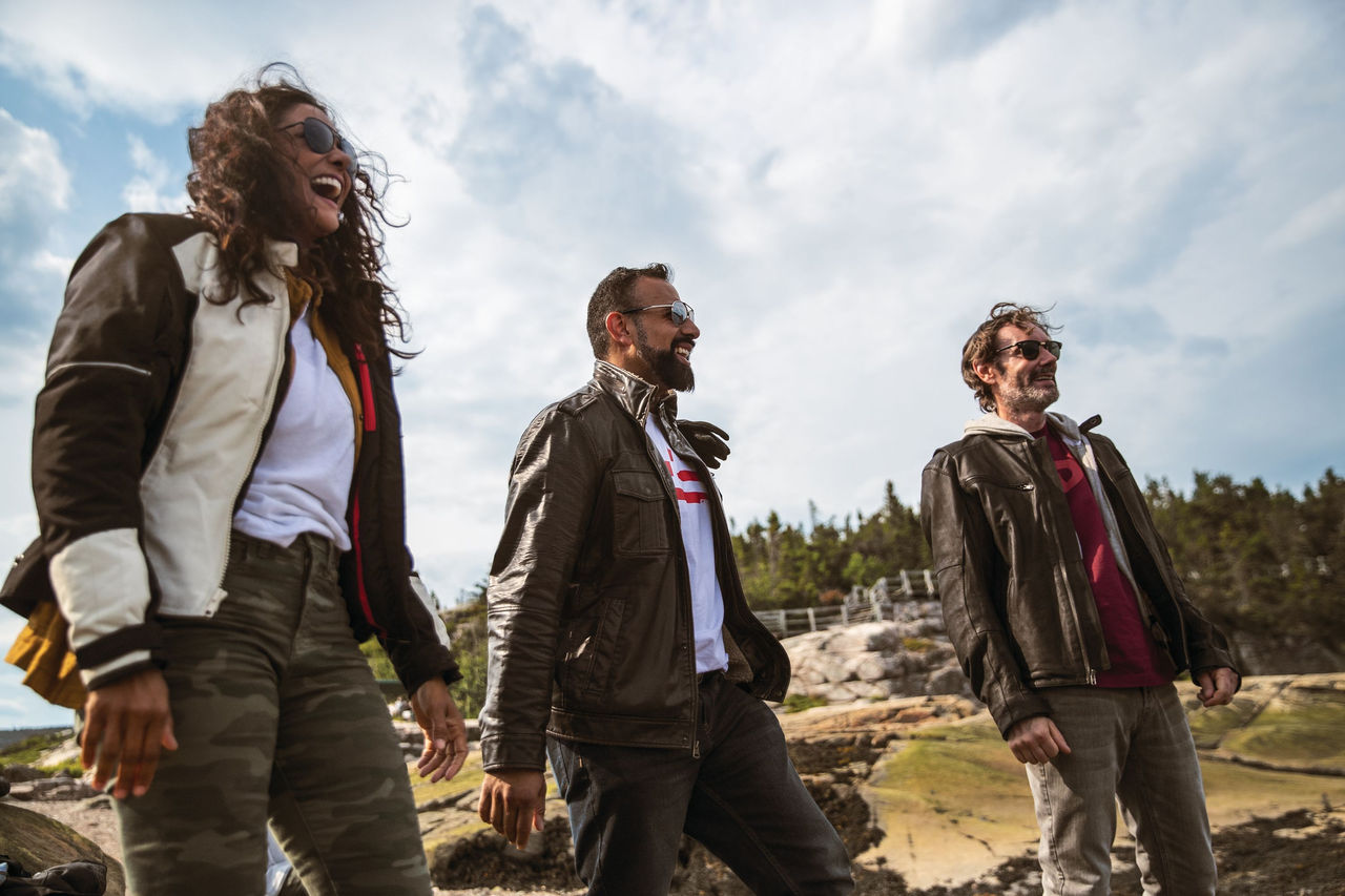 Tres conductores mirando fijamente a lo lejos