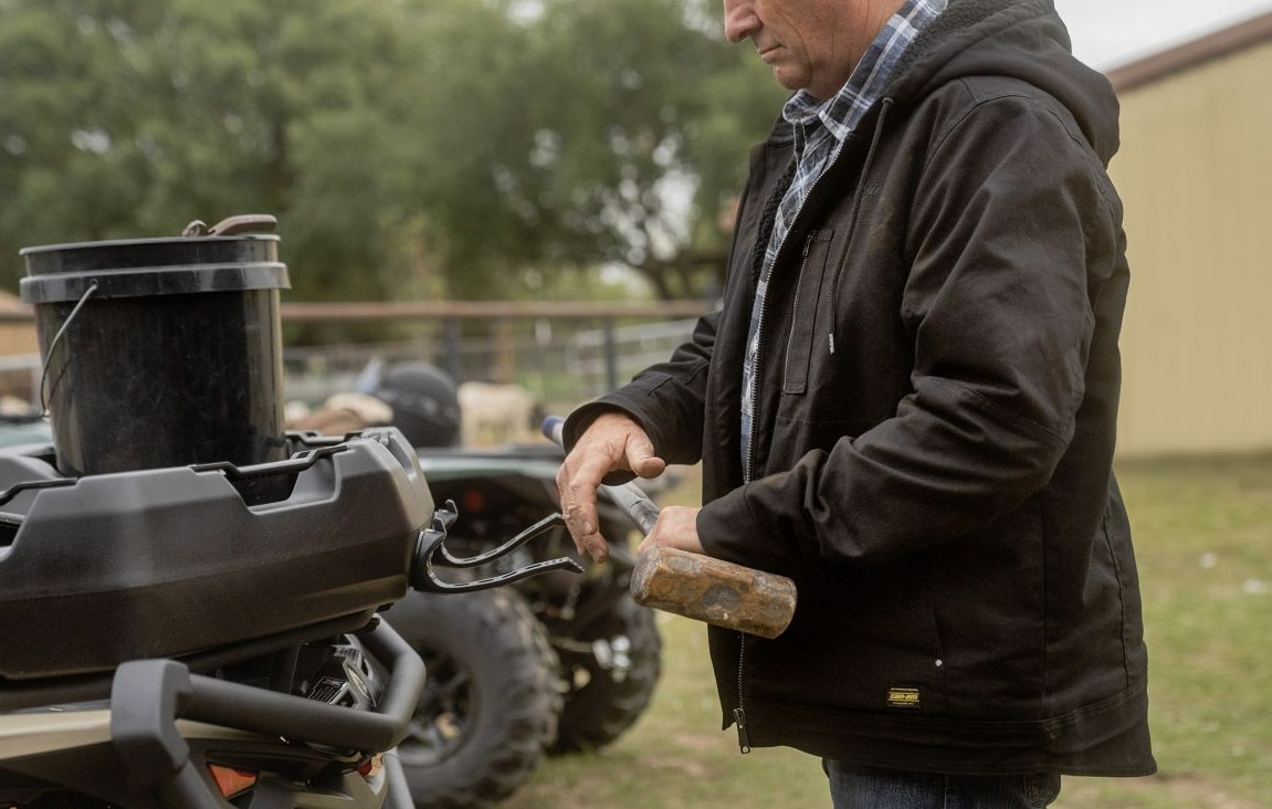Un SxS dans un champ avec une vache