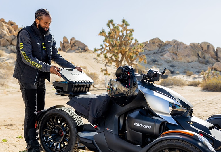 Pilota mentre guida un ATV Can-Am su un sentiero di campagna