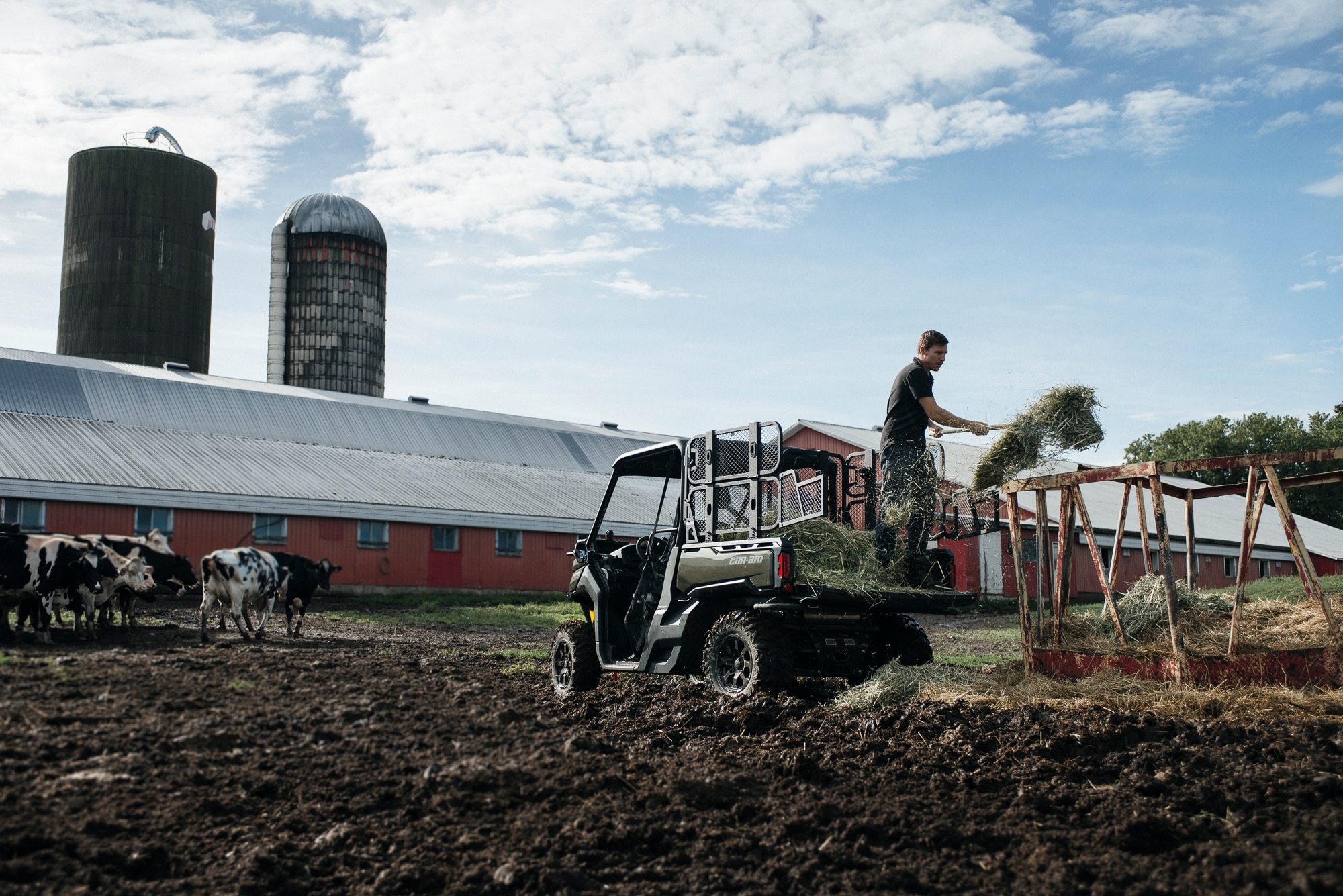 Agriculteur travaillant sur sa terre avec son véhicule côte à côte
