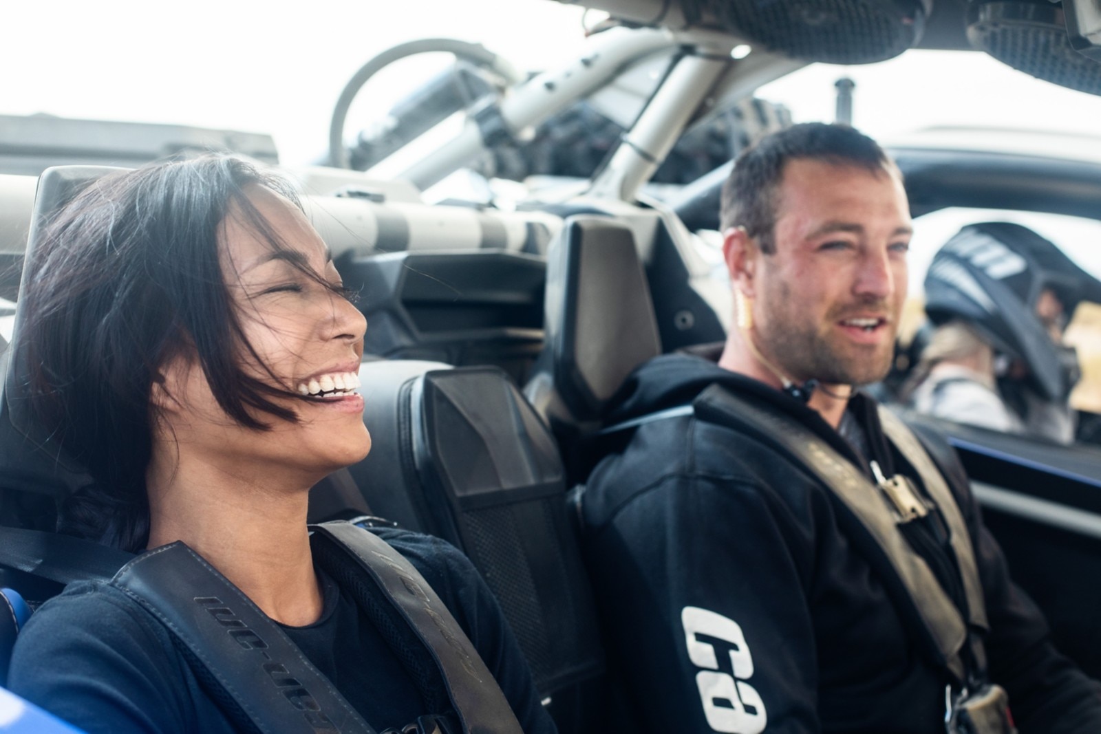 Hombres y mujeres riendo en su vehículo Can-Am
