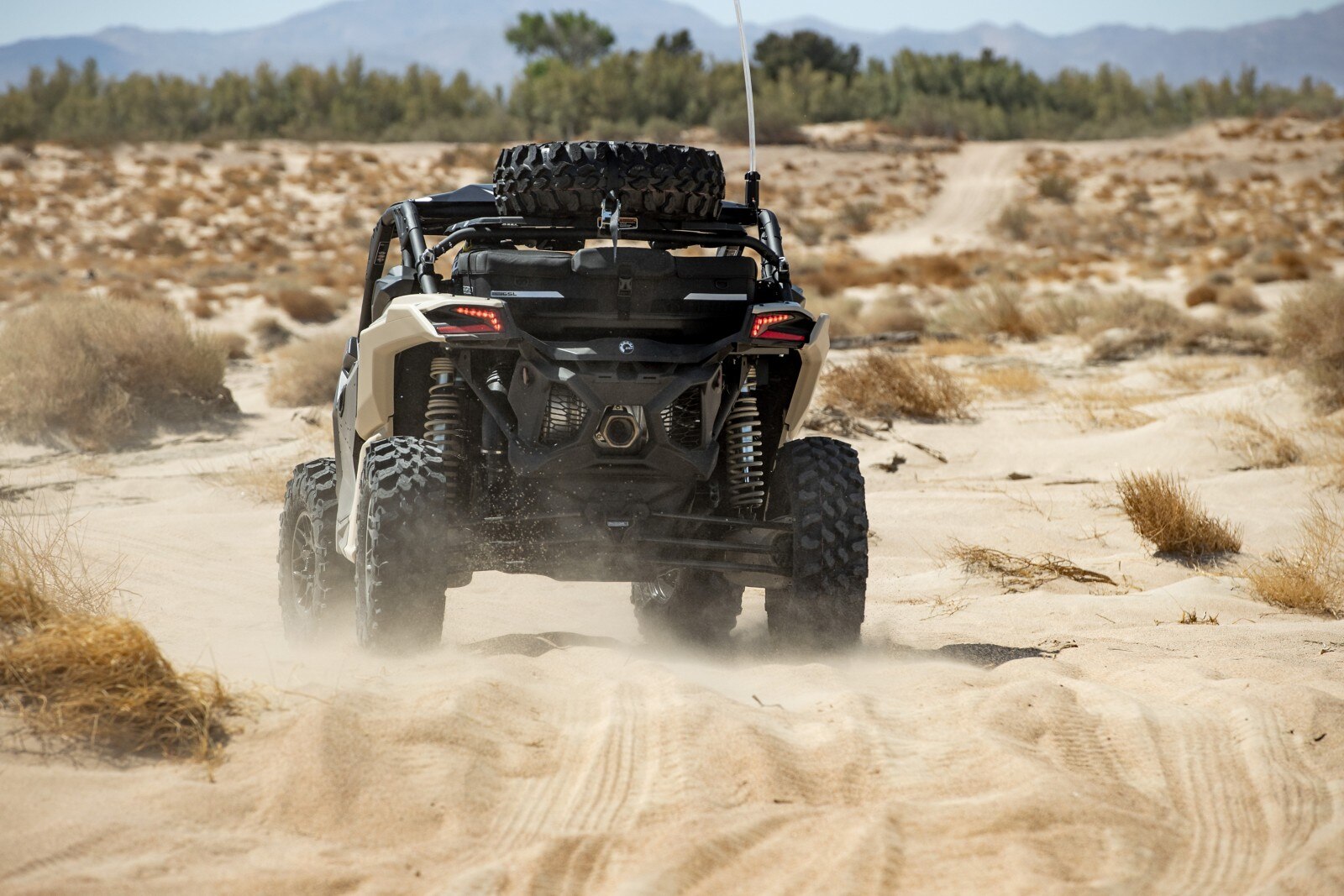 Maverick X3 equipped with LinQ accessories in the desert