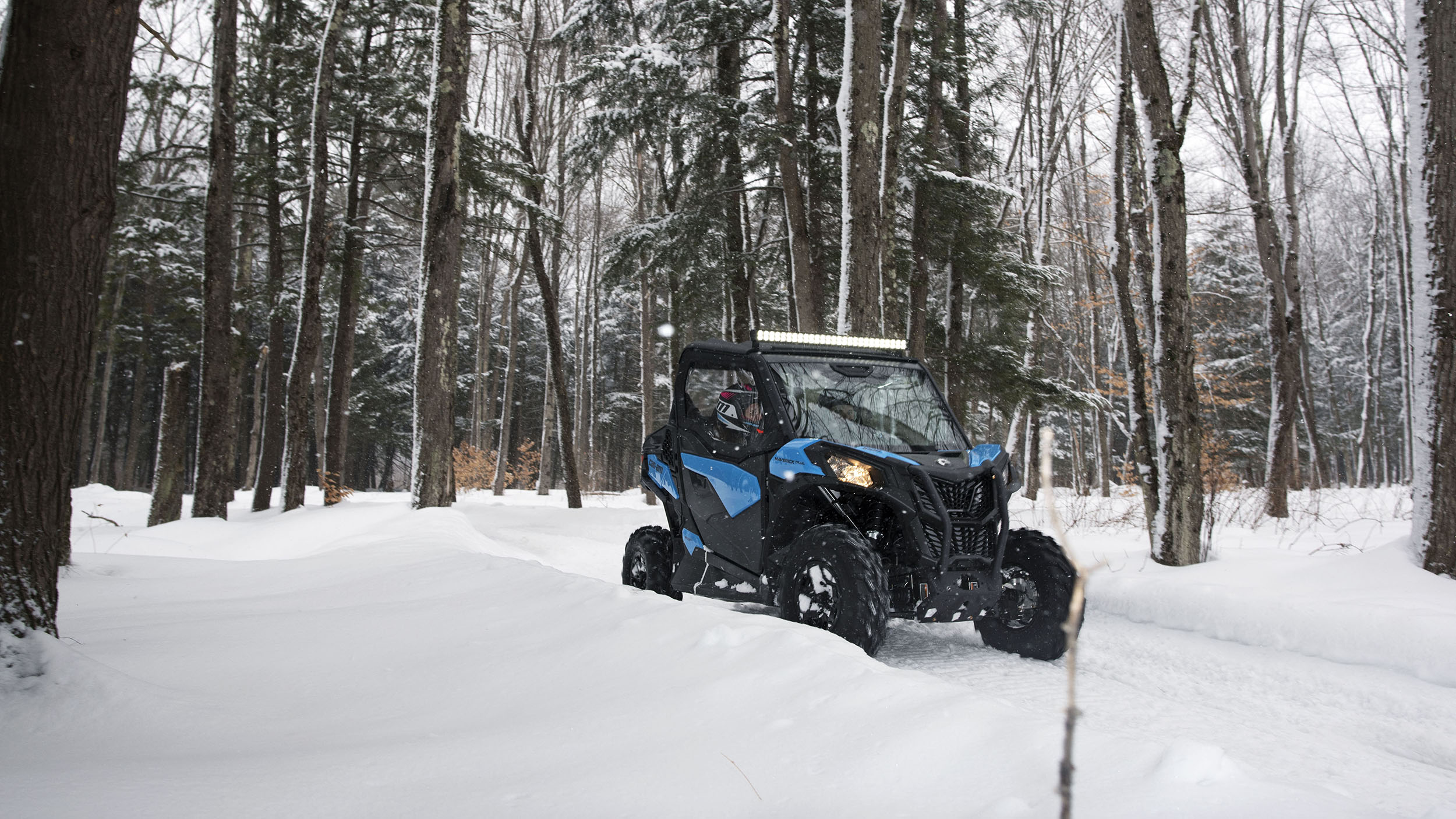 Maverick Trail körandes på ett snöigt spår 