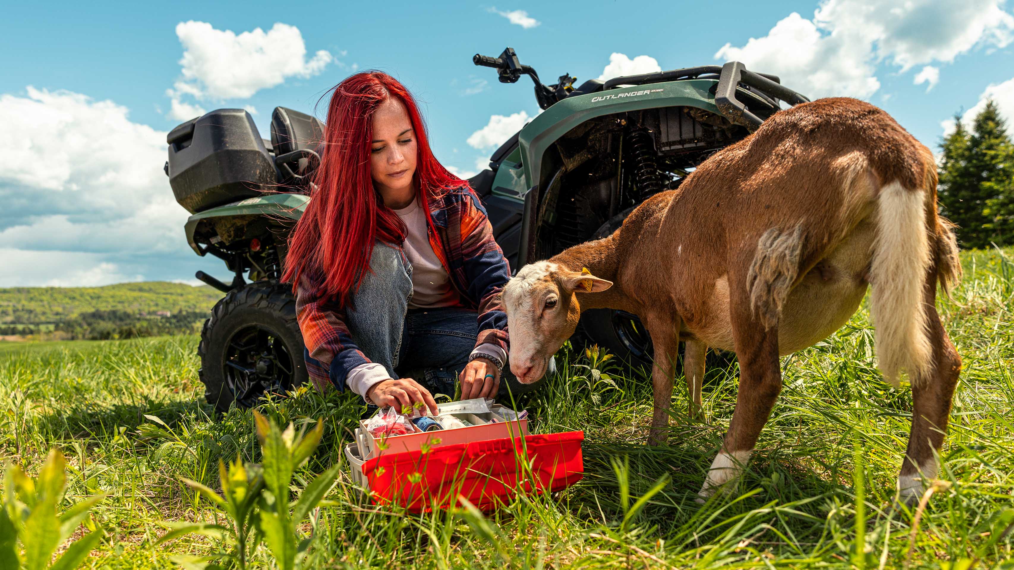 Agriculteur s’occupant d’un animal à côté d’un Can-Am Outlander Pro 