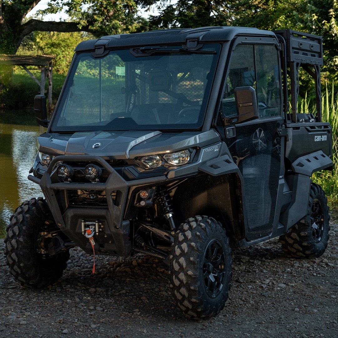 Can-Am Traxter Side-by-Side-Fahrzeug (SxS) neben einem Gewässer