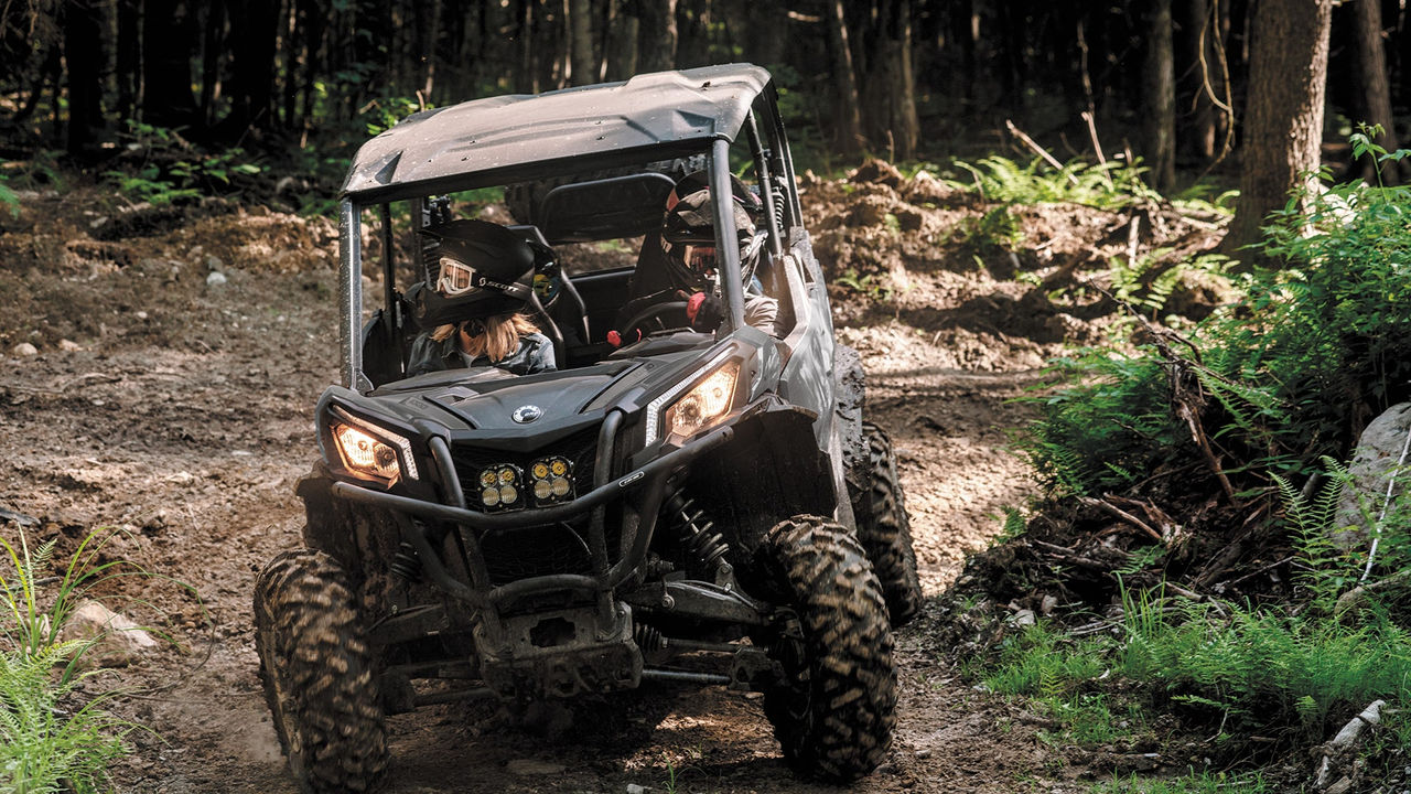 Förare sitter på en stillastående Can-Am Outlander PRO ATV i en lada