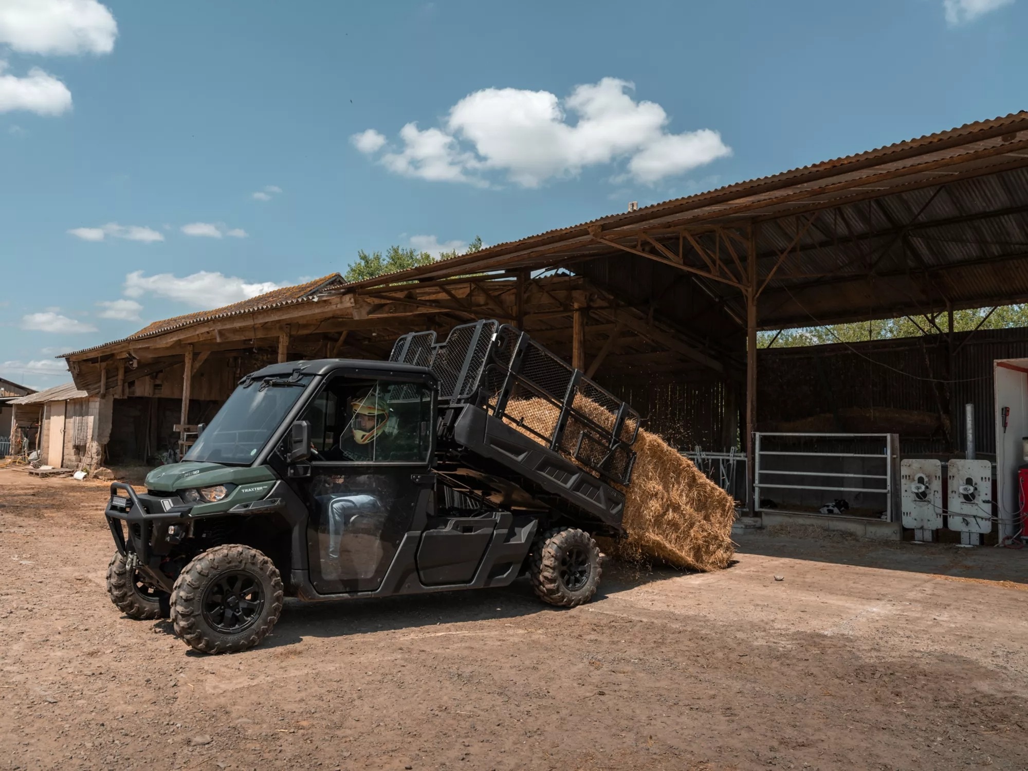 Un Traxter HD11 2026 stationné dans un ranch