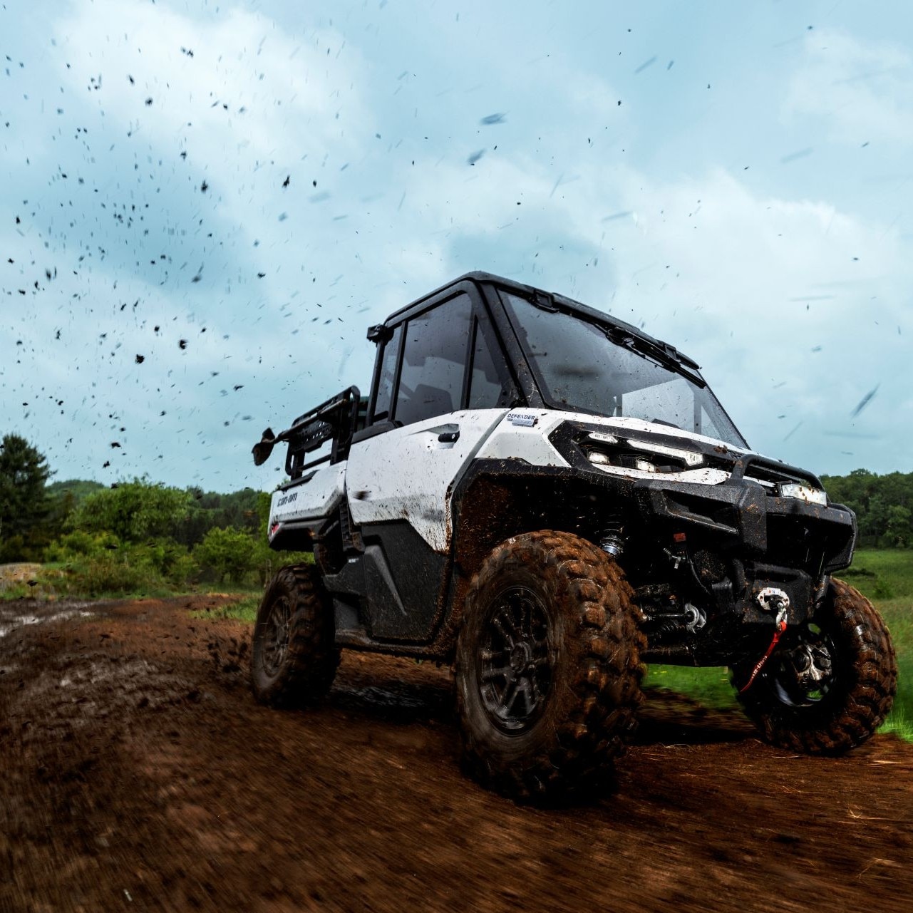 Un Can-Am Defender XU 2027 circulando por una granja