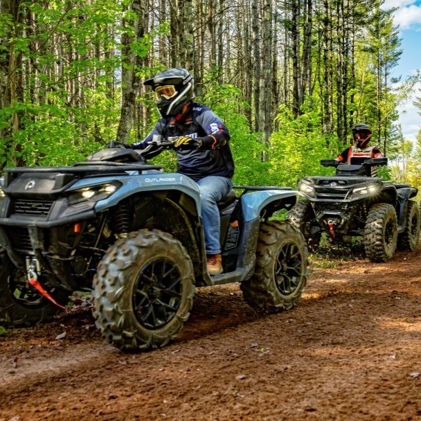 Plusieurs quads Can-Am Outlander se suivant sur un sentier