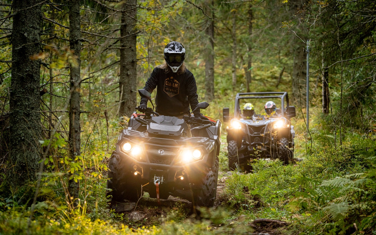 Can-Am ATV:llä ja SSV:llä ajelua metsässä