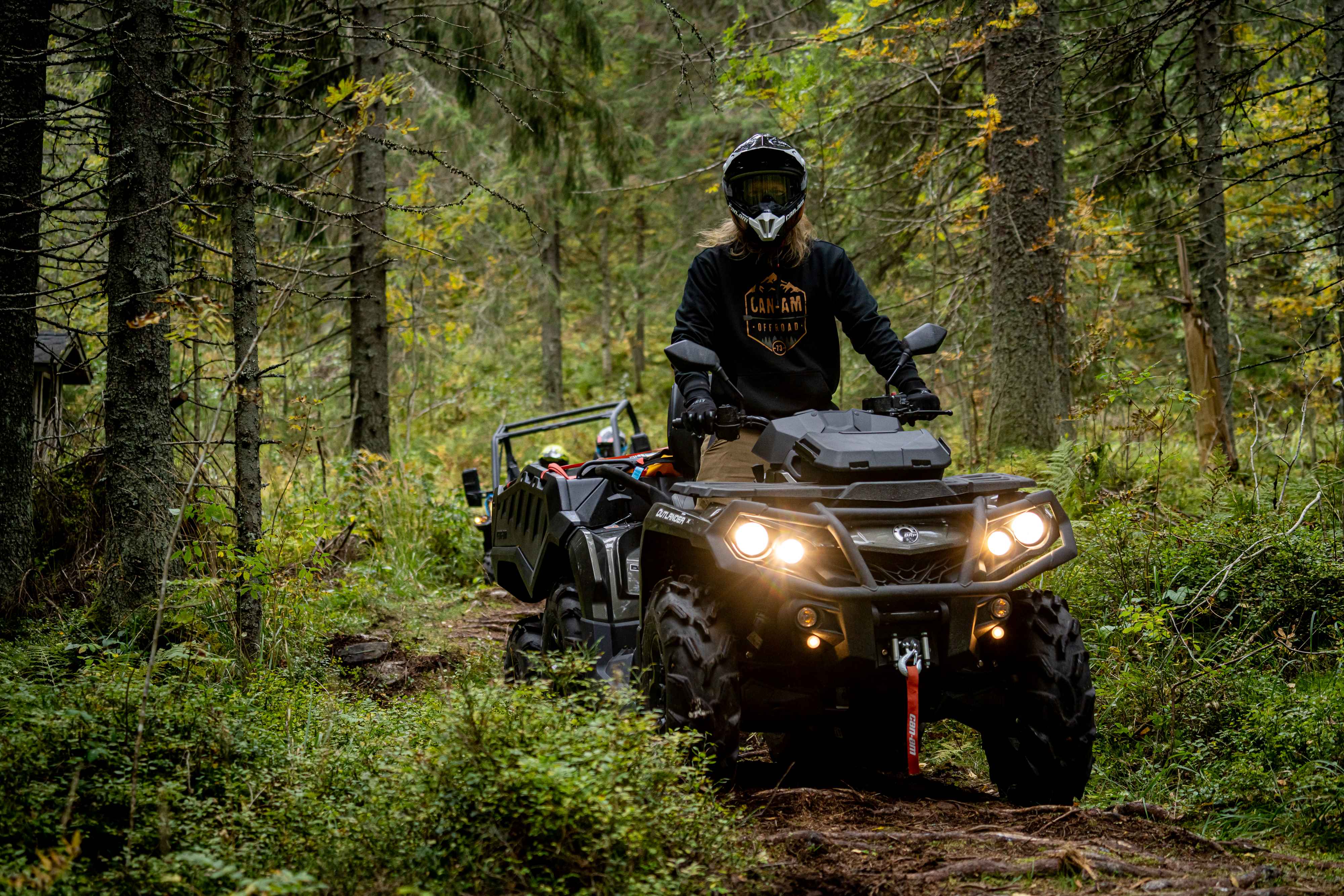 Åker Can-Am ATV och SSV i skogen