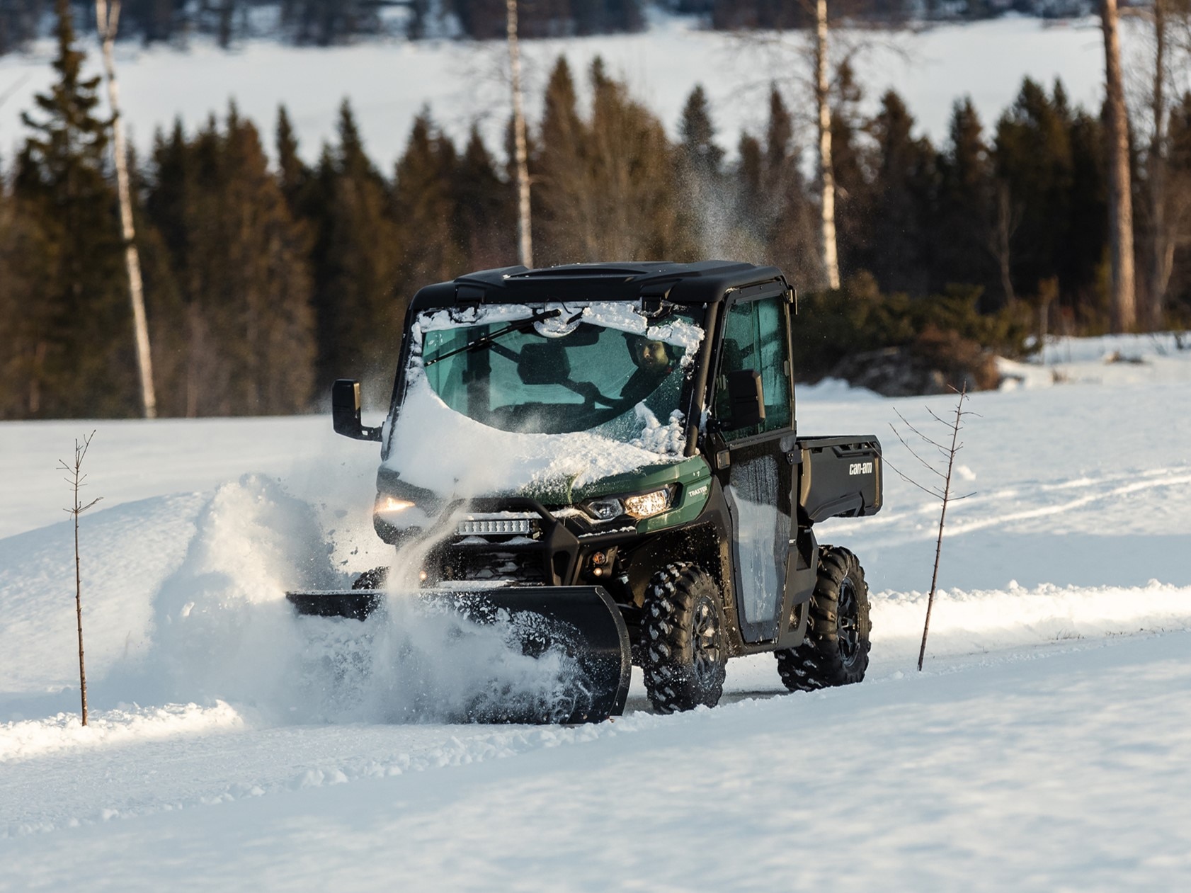 Traxter på snö på en gård