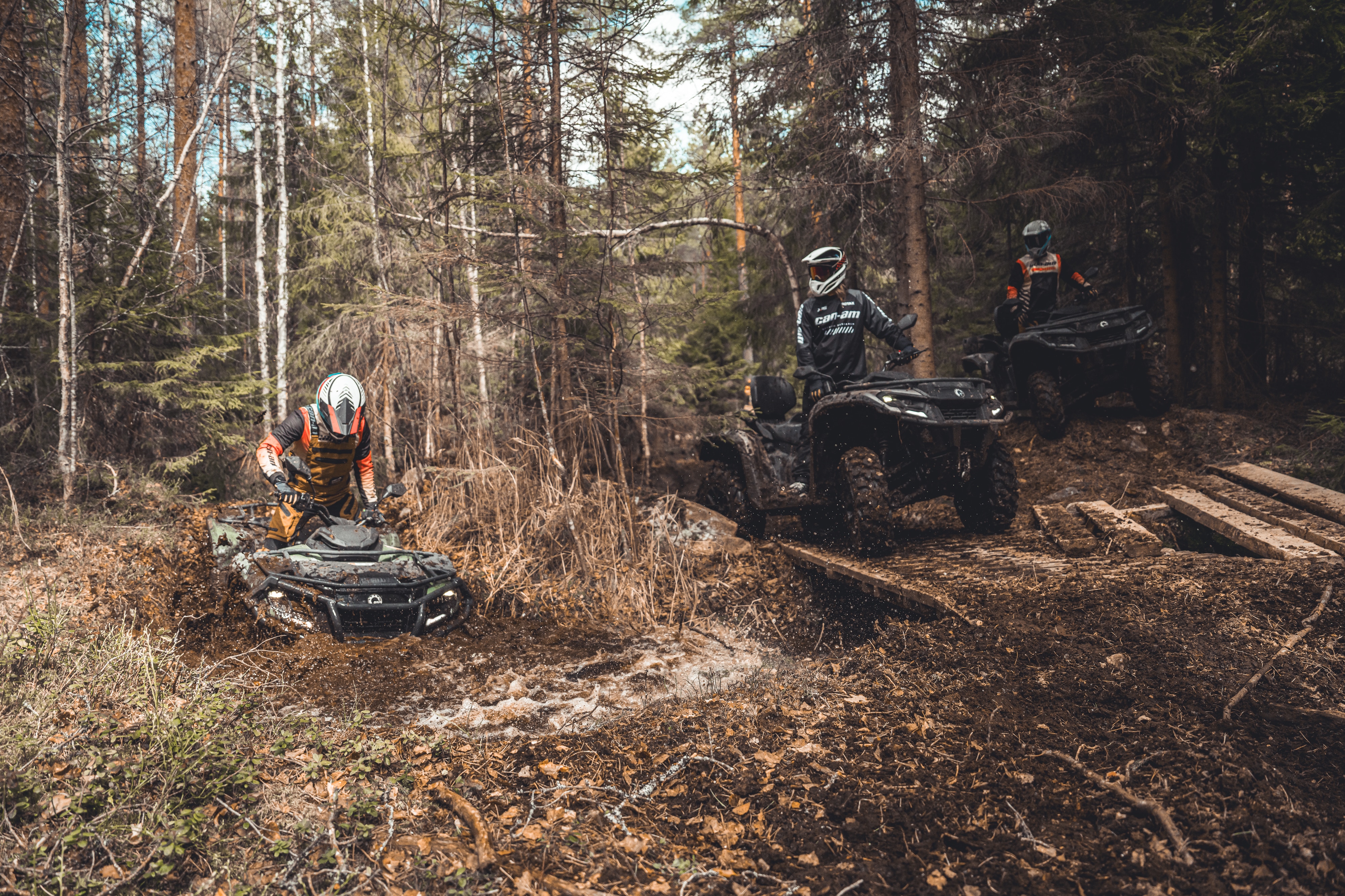 Tre ATV i skogen