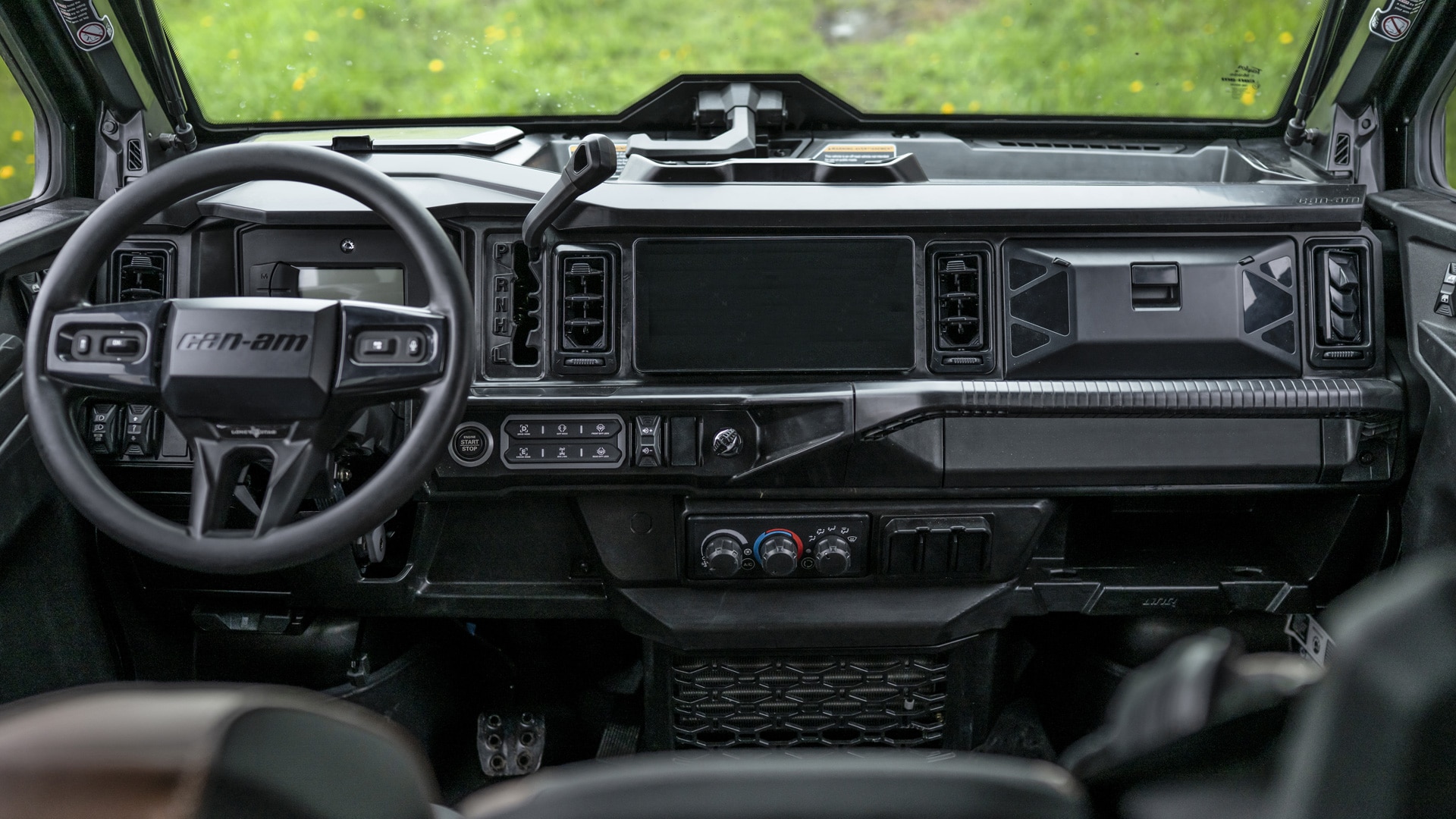 2026 Can-Am Traxter HD11 cabin
