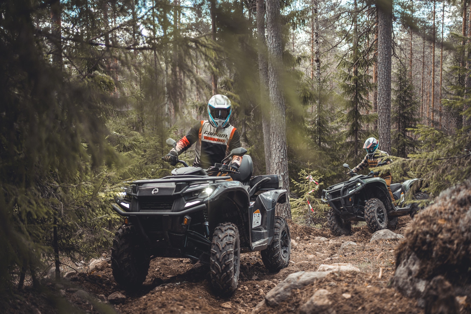 3 Can-Am Outlander Pro voertuigen geparkeerd voor een schuur.