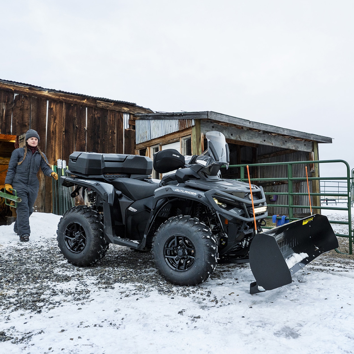 Can-Am Outlander ATV utrustad med ett ProMount Plastic Wear Blade