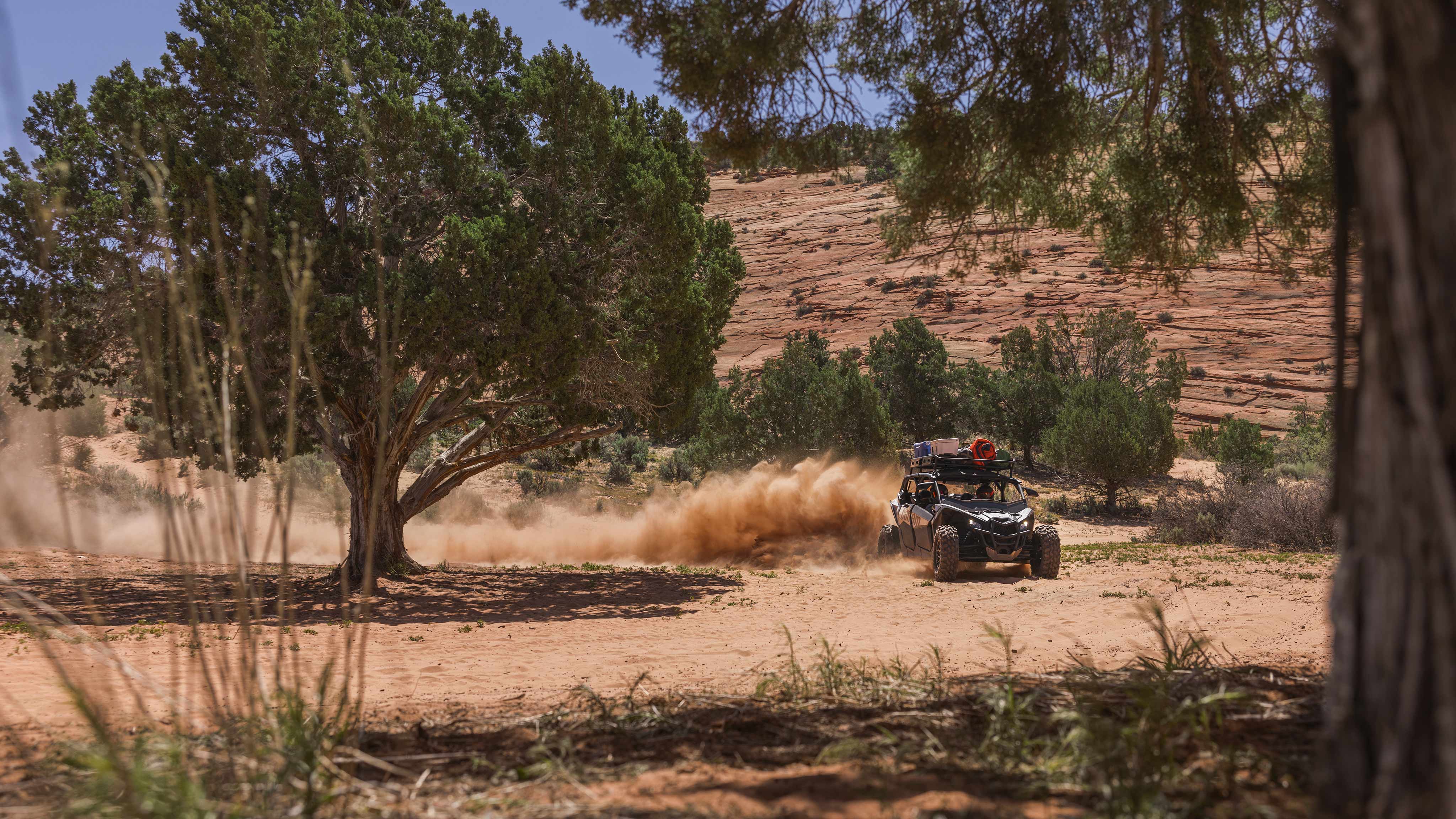 Can-Am Maverick X3 roulant à pleine vitesse sur une dune dans le désert