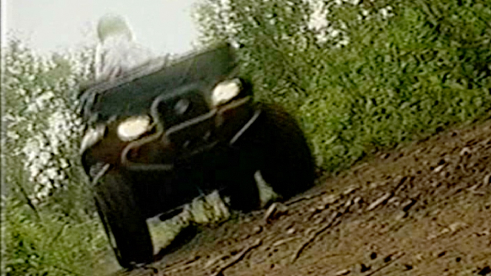 Klassisk Can-Am-ATV kjører forbi på en sti