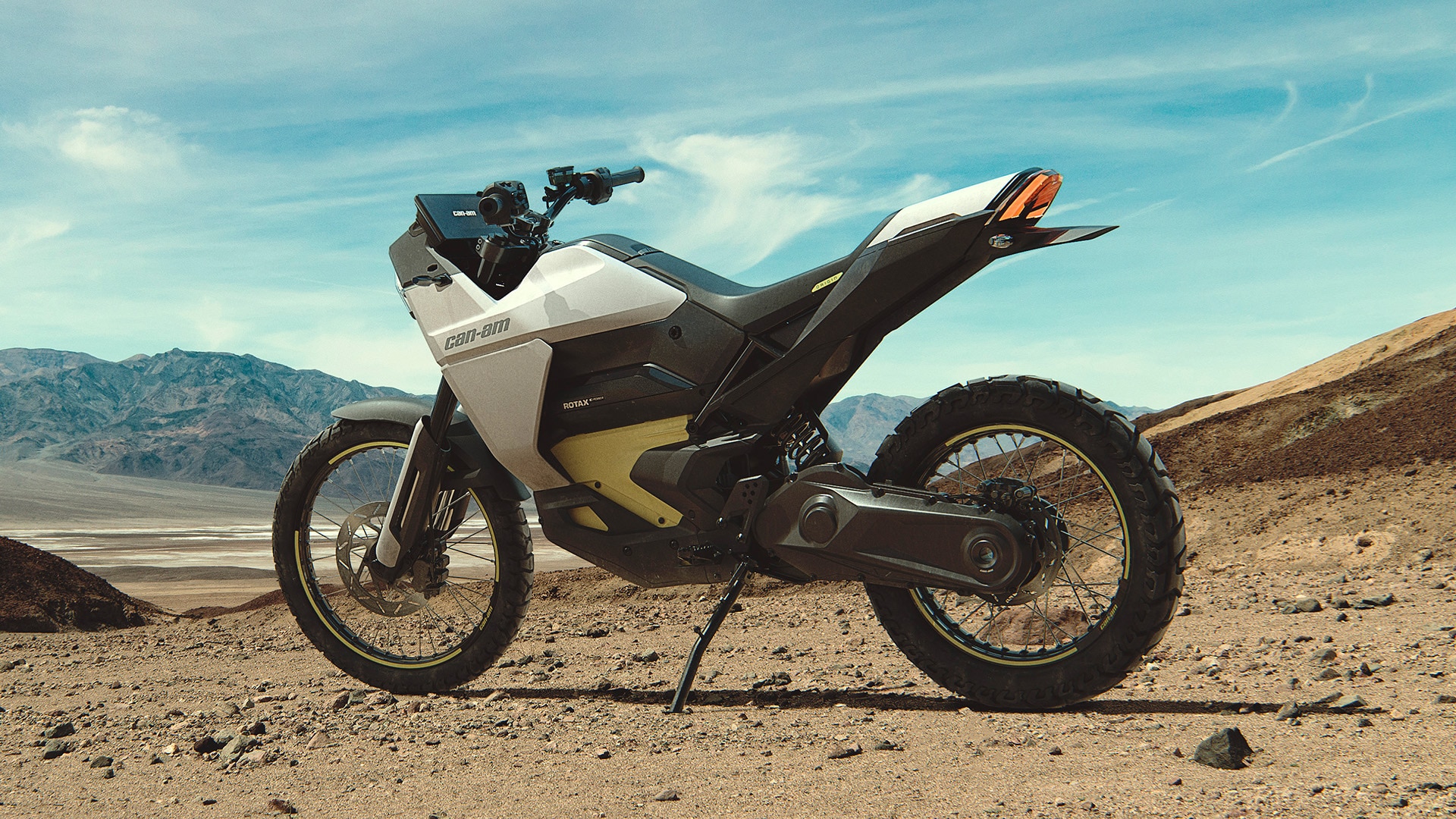 Una motocicleta Can-Am Origin con el motor en marcha en el desierto