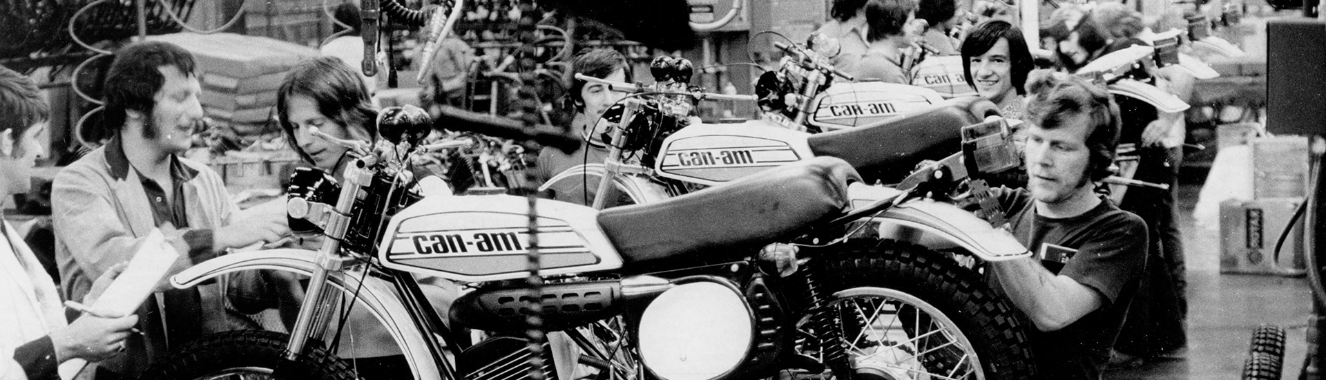 Motocicleta Can-Am sendo inspecionada na pós-produção