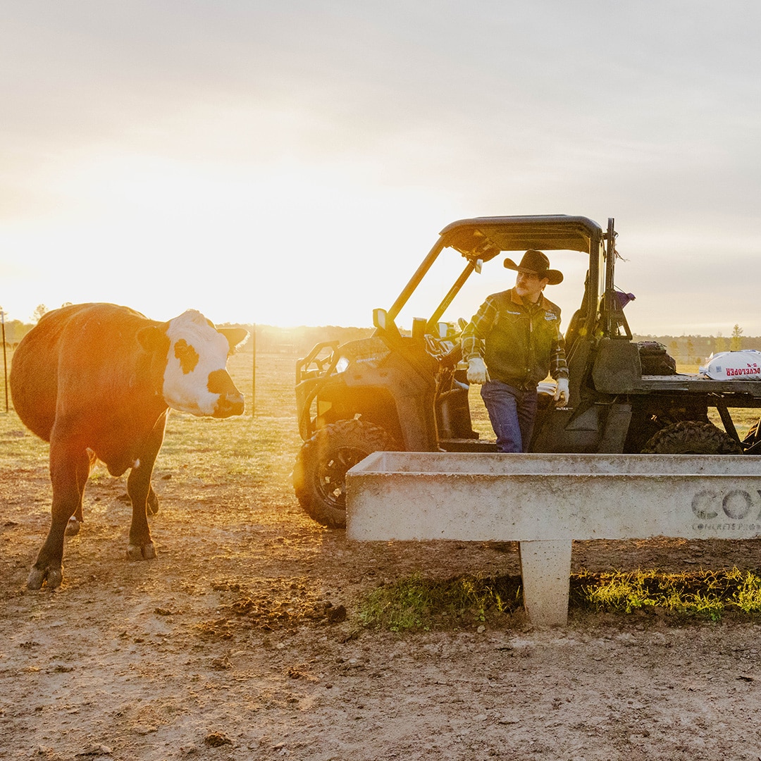 Chase Outlaw en su granja junto a su vehículo Can-Am Defender Side-by-Side